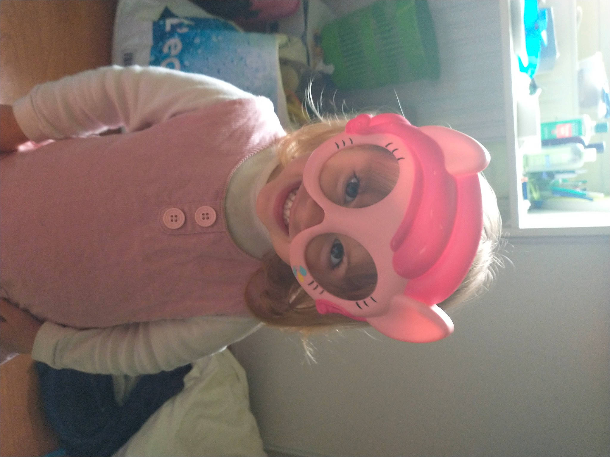 Aëlis a rejoint le concours — aidez-le/la à gagner de superbes lots ! baby, cheek, child, costume, eyelash, eyewear, fun, happy, hat, mouth, nose, person, pink, plush, room, smile, stuffed_toy, sunglasses, toddler, toy