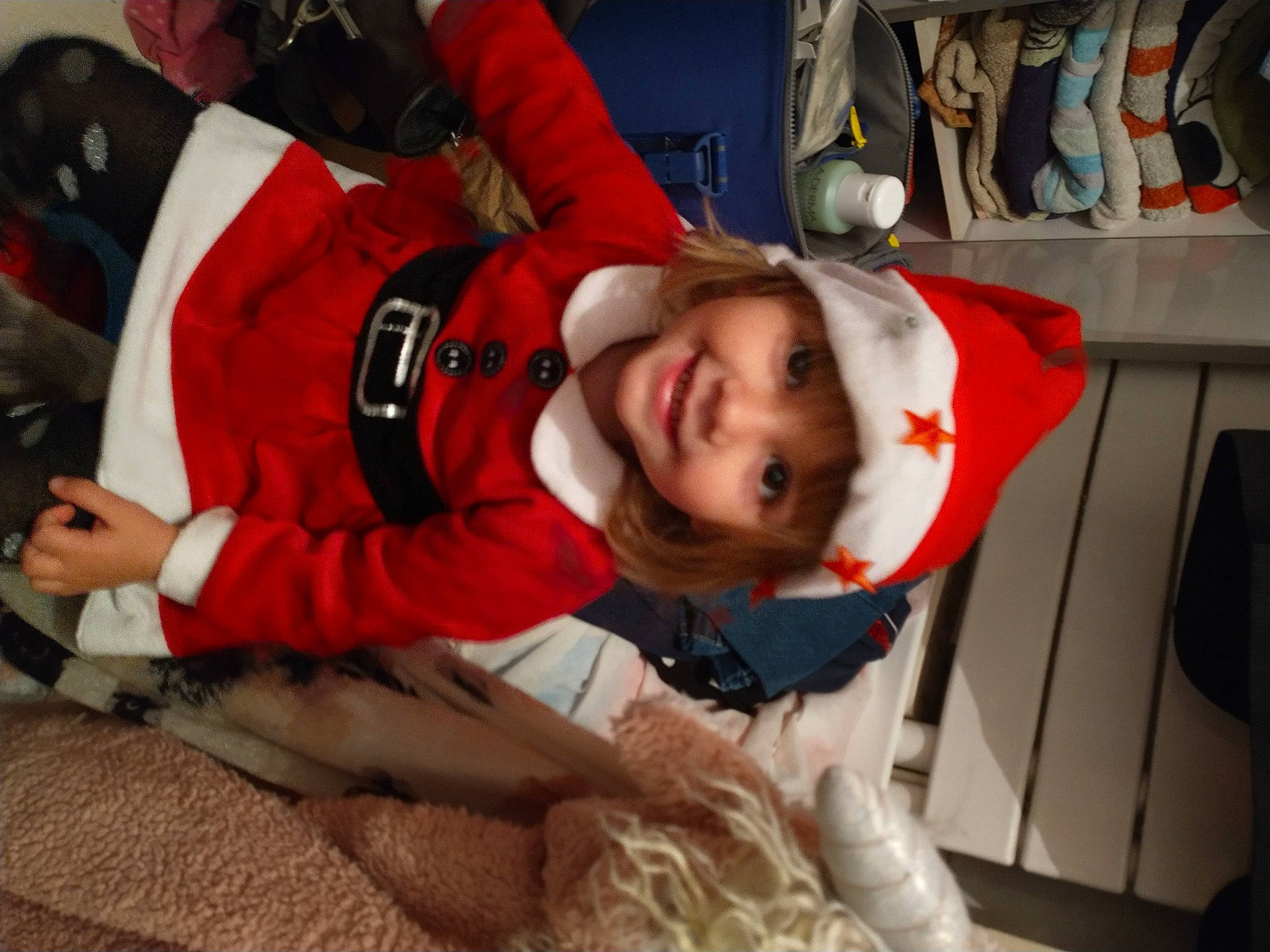 Aëlis participe au concours pour gagner de l'argent avec cette photo : baby, carmine, child, christmas, christmas_eve, comfort, costume, event, fictional_character, fun, fur, glove, happy, headwear, holiday, jacket, joy, person, smile, toddler