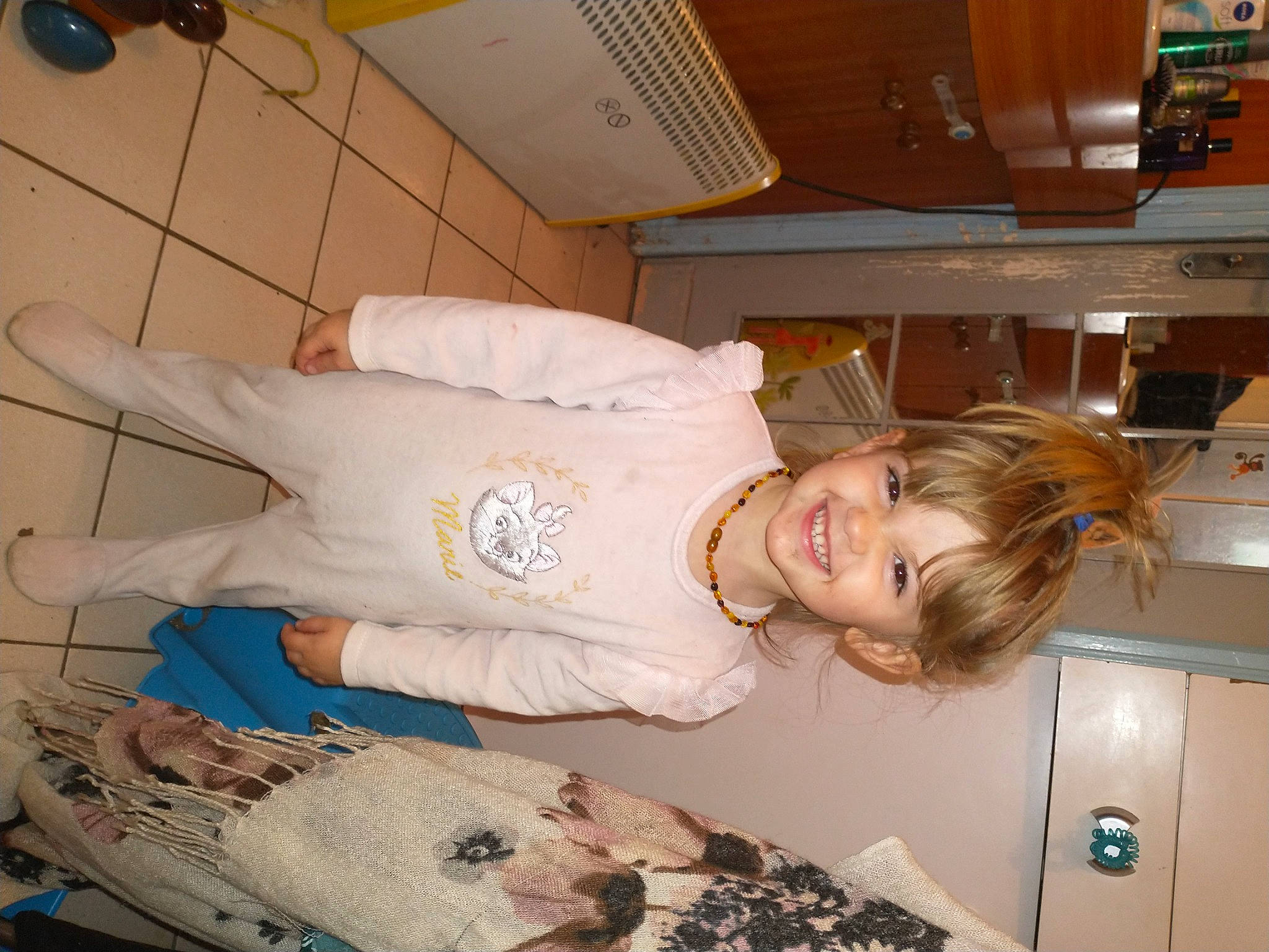 Aëlis a rejoint le concours — aidez-le/la à gagner de superbes lots ! bed, cabinetry, ceiling, child, comfort, couch, elbow, fish, flooring, fun, happy, home_appliance, joy, kitchen, linens, person, pillow, room, smile, t_shirt