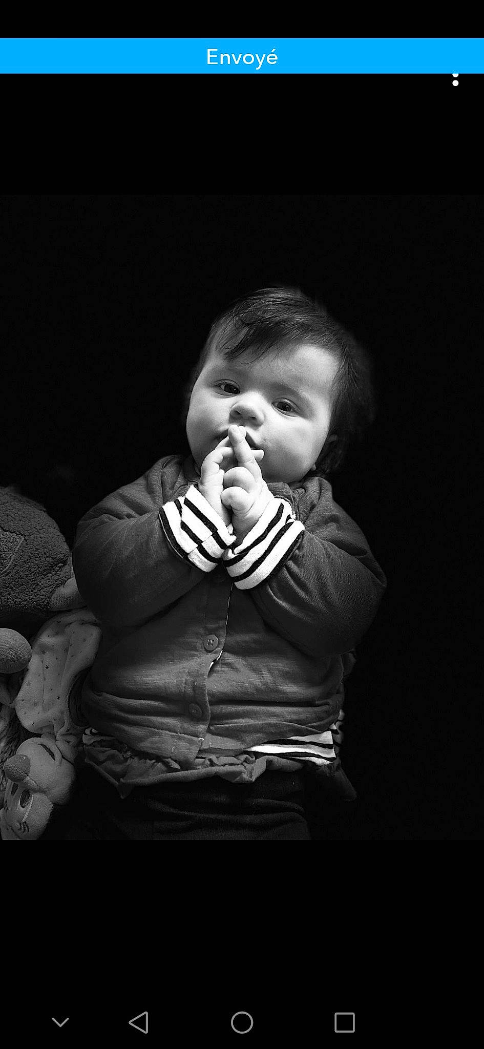 Mya a rejoint le concours — aidez-le/la à gagner de superbes lots ! black, black_and_white, child, darkness, flash_photography, gesture, hand, human, monochrome, monochrome_photography, mouth, person, photograph, photography, portrait, portrait_photography, sitting, stock_photography, style, white