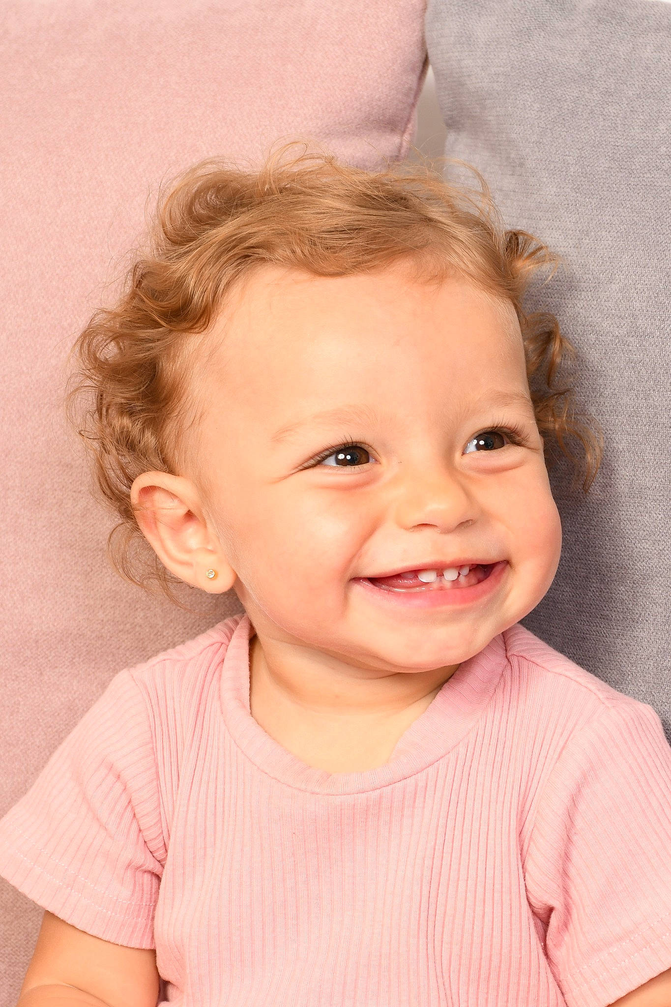 Ilyana a rejoint le concours — aidez-le/la à gagner de superbes lots ! cheek, chin, ear, eye, eyebrow, eyelash, forehead, gesture, hair, happy, iris, joy, lip, mouth, neck, nose, person, pink, skin, sleeve