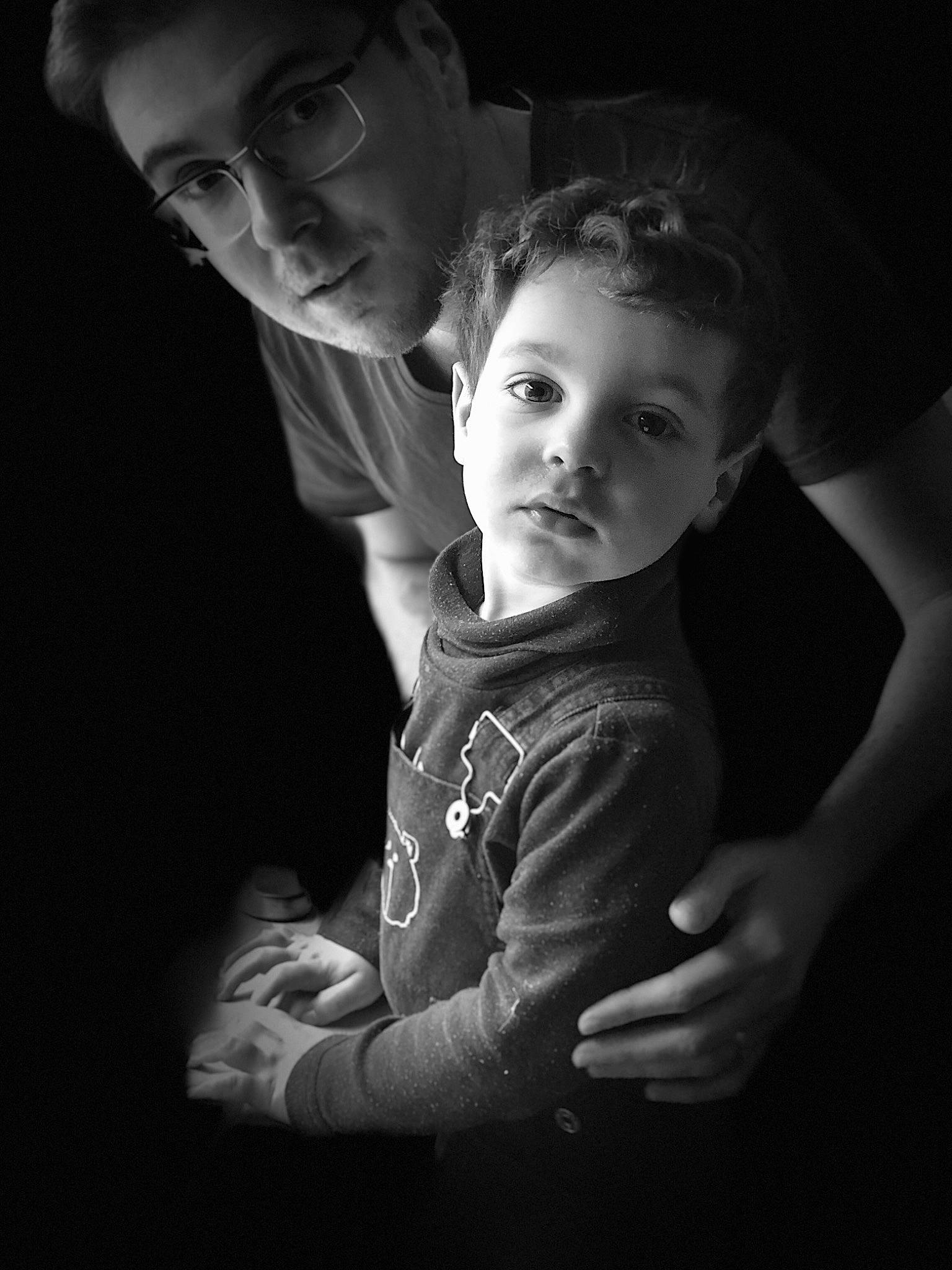 Lorenzo a rejoint le concours — aidez-le/la à gagner de superbes lots ! arm, black, black_and_white, child, eye, face, flash_photography, fun, human, male, monochrome, monochrome_photography, people, person, photograph, photography, portrait, smile, snapshot, standing