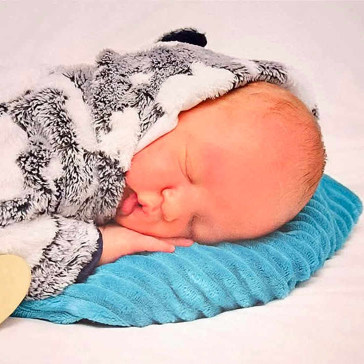 Kaëlan participe au concours pour gagner de l'argent avec cette photo : baby, blanket, child, closeup, cozy, cute, hand, head, heart, indoors, infant, newborn, peaceful, pillow, portrait, resting, sleeping, soft, texture, warm
