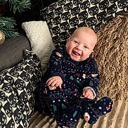Sasha a rejoint le concours — aidez-le/la à gagner de superbes lots ! baby, smiling, pajamas, couch, pillows, pattern, cat_pattern, christmas_tree, holiday, cozy, furniture, blanket, happy, indoor, child, infant, face, person, cute, home