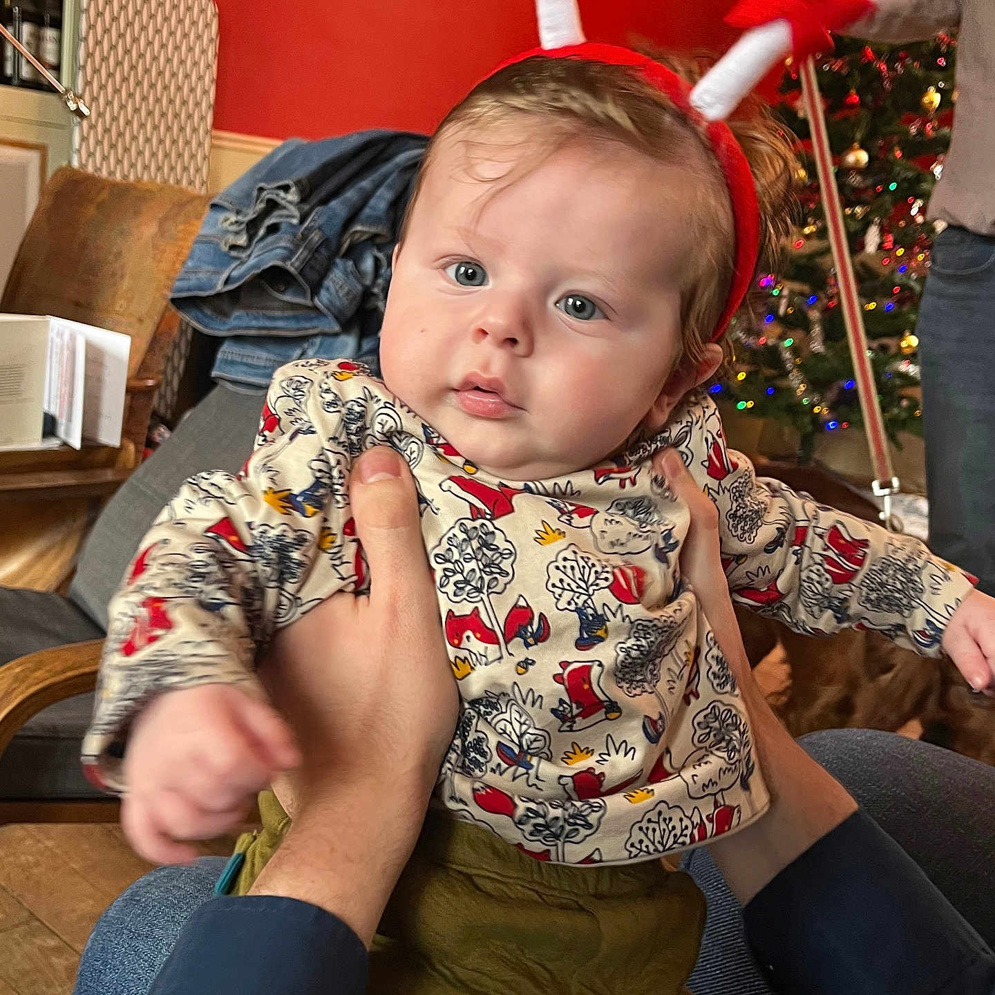 Jack a rejoint le concours — aidez-le/la à gagner de superbes lots ! architecture, baby, bodypart, building, clothing, couch, face, finger, furniture, hand, head, indoors, jeans, livingroom, pants, person, photography, portrait, room, sitting