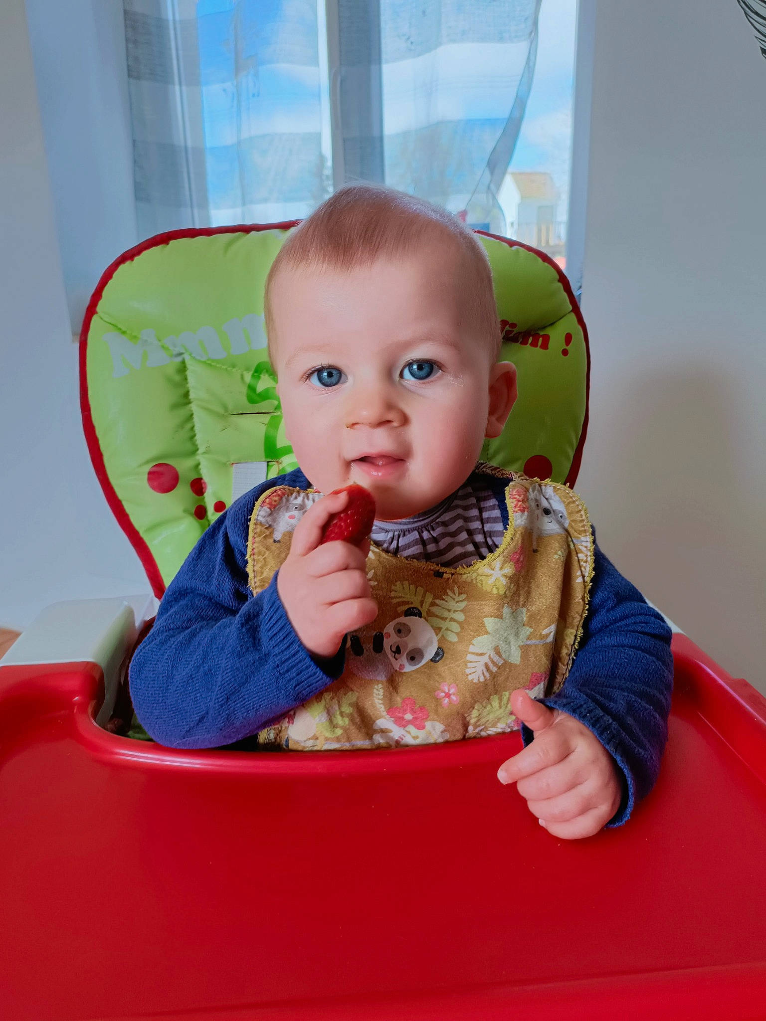 Emy participe au concours pour gagner de l'argent avec cette photo : baby, baby_playing_with_toys, baby_products, baby_toddler_clothing, baby_toys, chair, cheek, child, comfort, eye, flooring, fun, person, play, room, sharing, sitting, sleeve, t_shirt, toddler