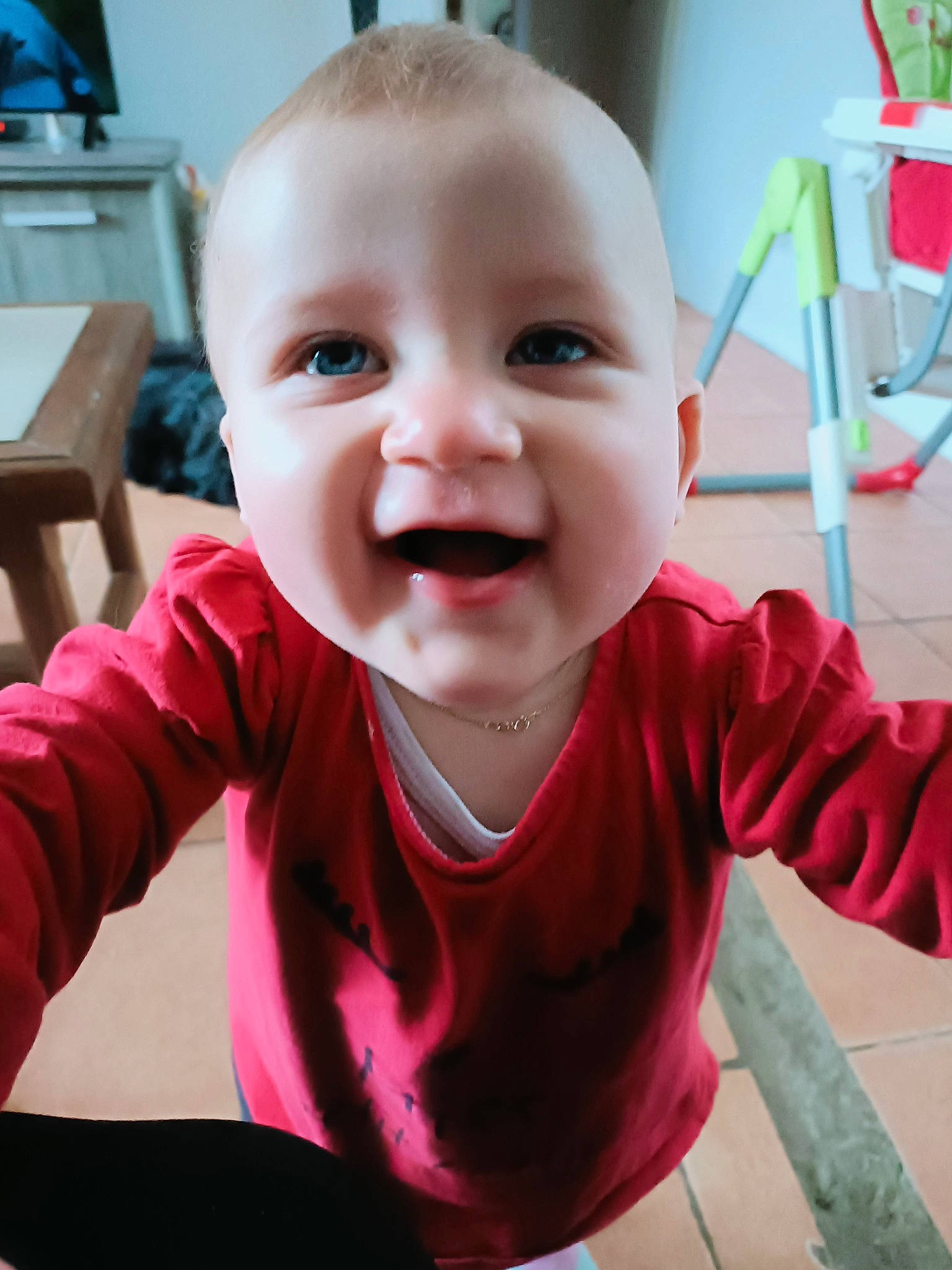 Emy participe au concours pour gagner de l'argent avec cette photo : baby, baby_toddler_clothing, cheek, chin, cool, facial_expression, finger, happy, iris, lip, mammal, mouth, nose, person, pink, product, skin, sleeve, smile, standing