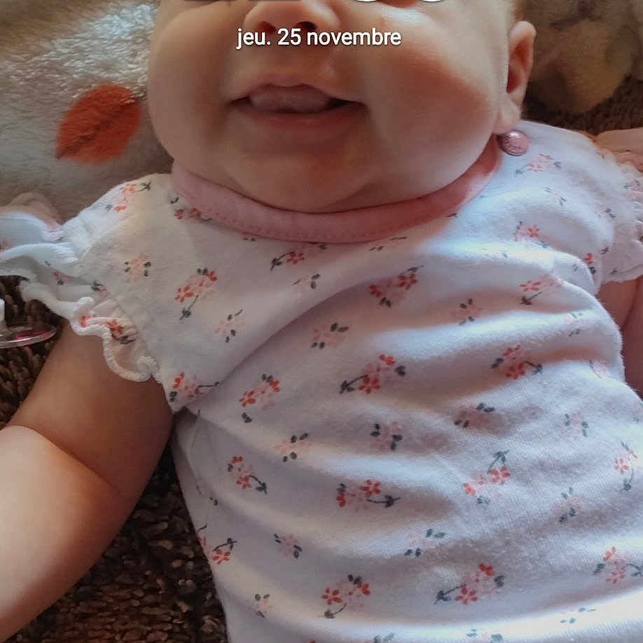 Lilou participe au concours pour gagner de l'argent avec cette photo : baby, baby_toddler_clothing, cheek, child, chin, eyebrow, face, forehead, happy, head, iris, lip, mouth, nose, pink, skin, sleeve, smile, toddler, white