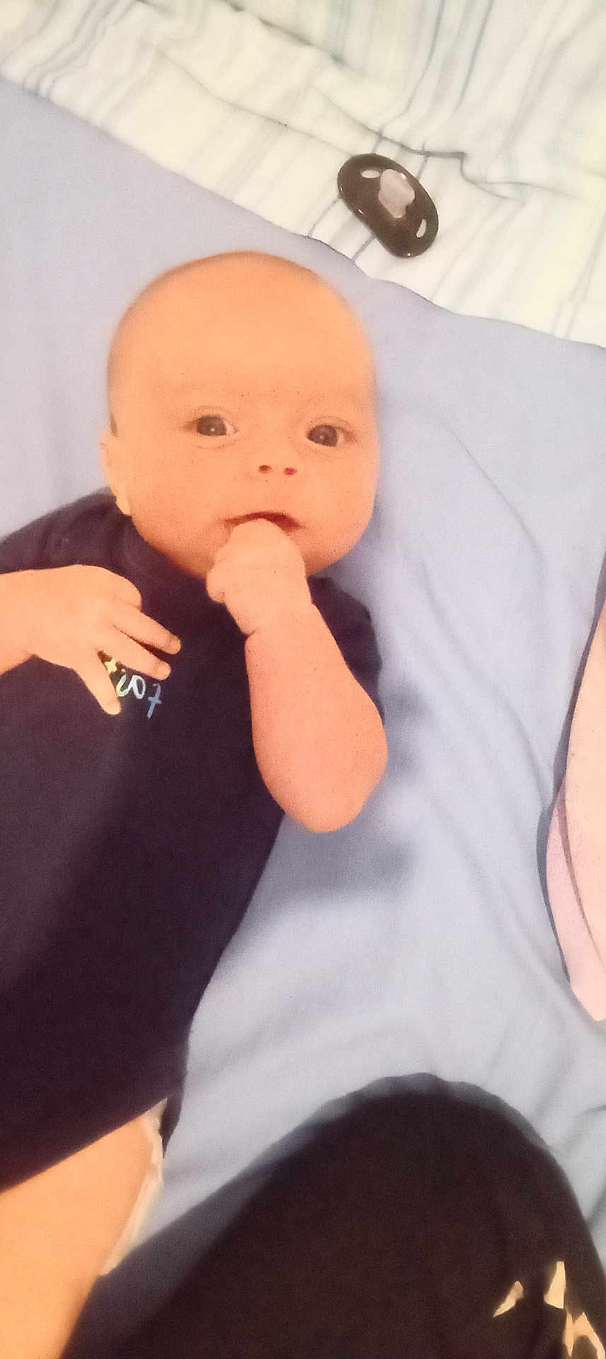 Enzo a rejoint le concours — aidez-le/la à gagner de superbes lots ! baby, infant, pacifier, blanket, onesie, hand, face, lying_down, looking, curious, indoors, child, skin, head, cute, young, expression, person, resting, toddler