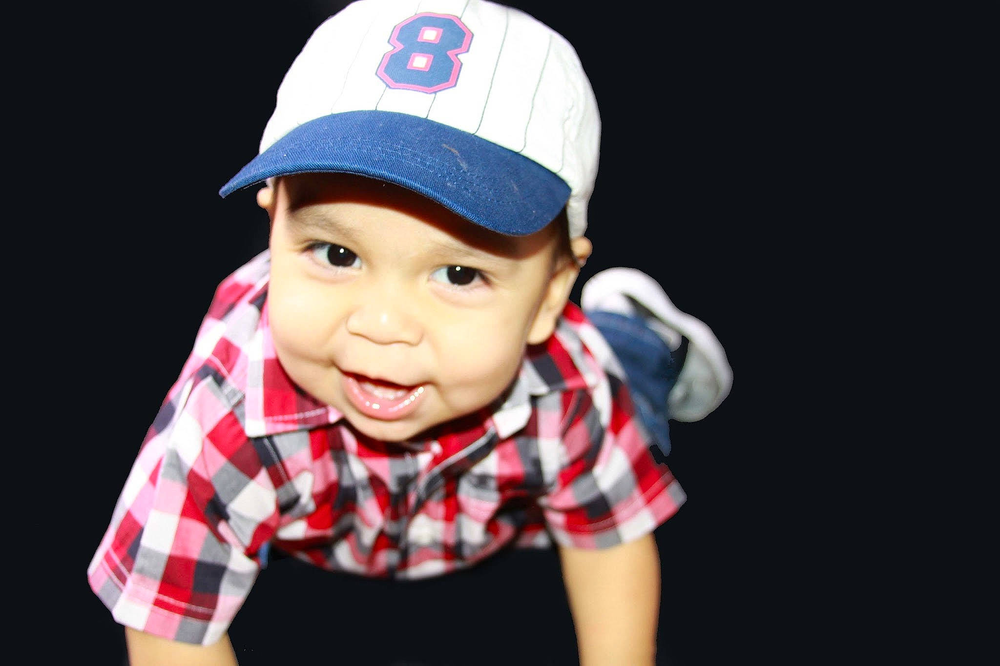 Izac is registered to the contest to win money with this photo: baby, baby_toddler_clothing, baseball_cap, cap, cheek, cricket_cap, elbow, electric_blue, eye, fashion_accessory, flash_photography, gesture, happy, headgear, headwear, human_body, lip, person, sleeve, smile