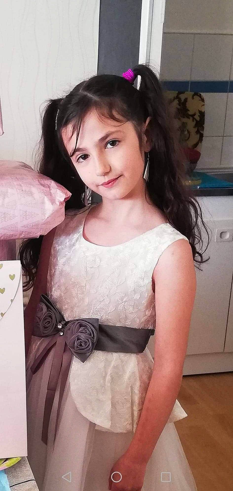 Camille a rejoint le concours — aidez-le/la à gagner de superbes lots ! black_hair, dress, embellishment, eye, eyebrow, eyelash, face, fashion_design, flash_photography, hair, hairstyle, happy, makeover, neck, person, pink, shoulder, skin, sleeve, waist