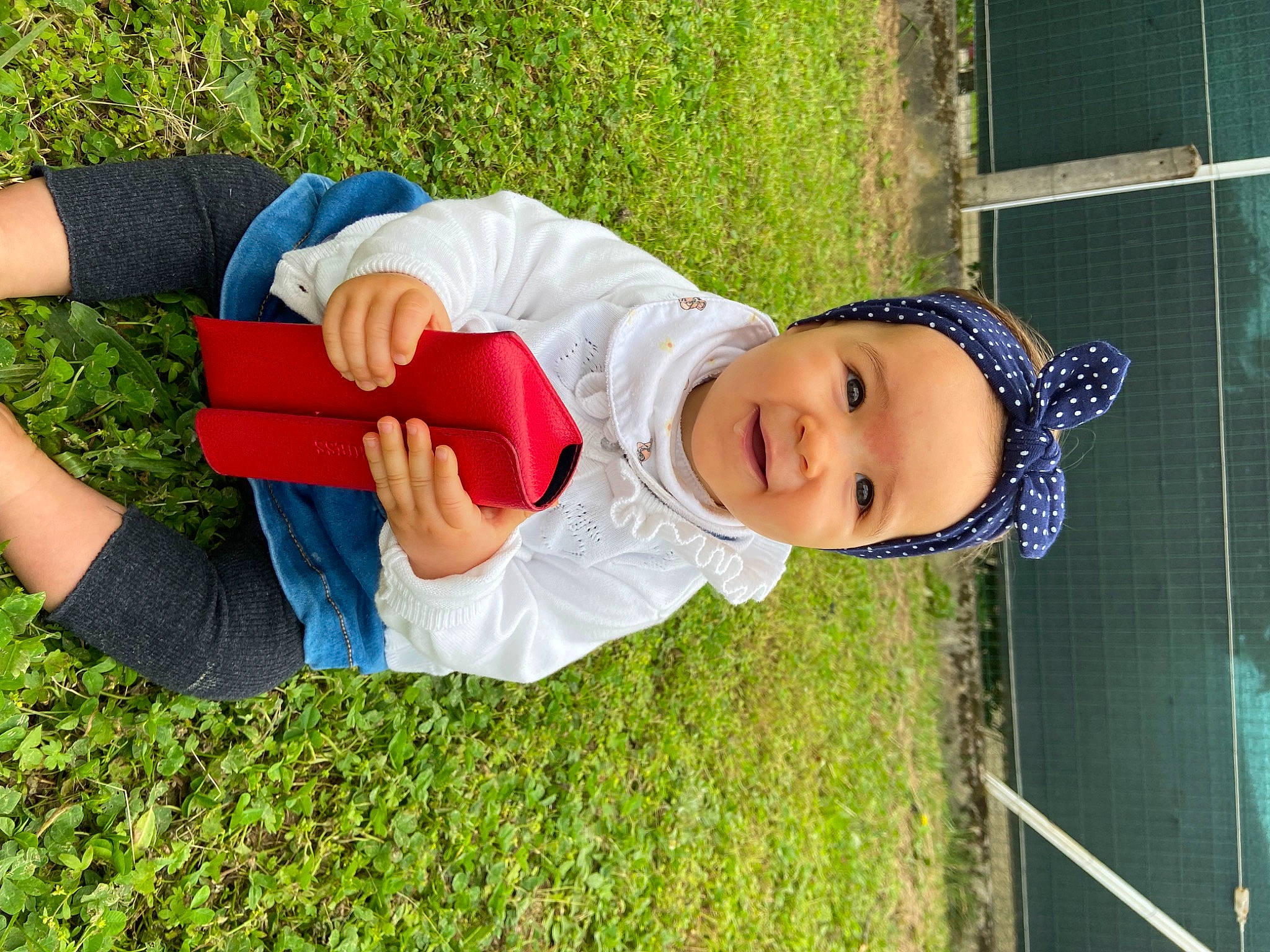 Céleste participe au concours pour gagner de l'argent avec cette photo : baby, baby_laughing, baby_toddler_clothing, child, clothing, fun, grass, happy, hat, headwear, leisure, people_in_nature, person, plant, smile, sun_hat, t_shirt, thumb, toddler, tree
