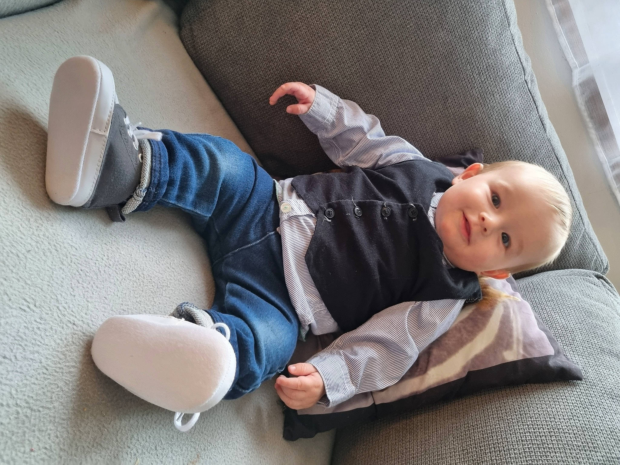 Noam participe au concours pour gagner de l'argent avec cette photo : baby, baby_in_car_seat, baby_products, baby_toddler_clothing, cheek, child, comfort, finger, foot, human_leg, joint, knee, leg, person, sitting, smile, sneakers, thigh, thumb, toddler