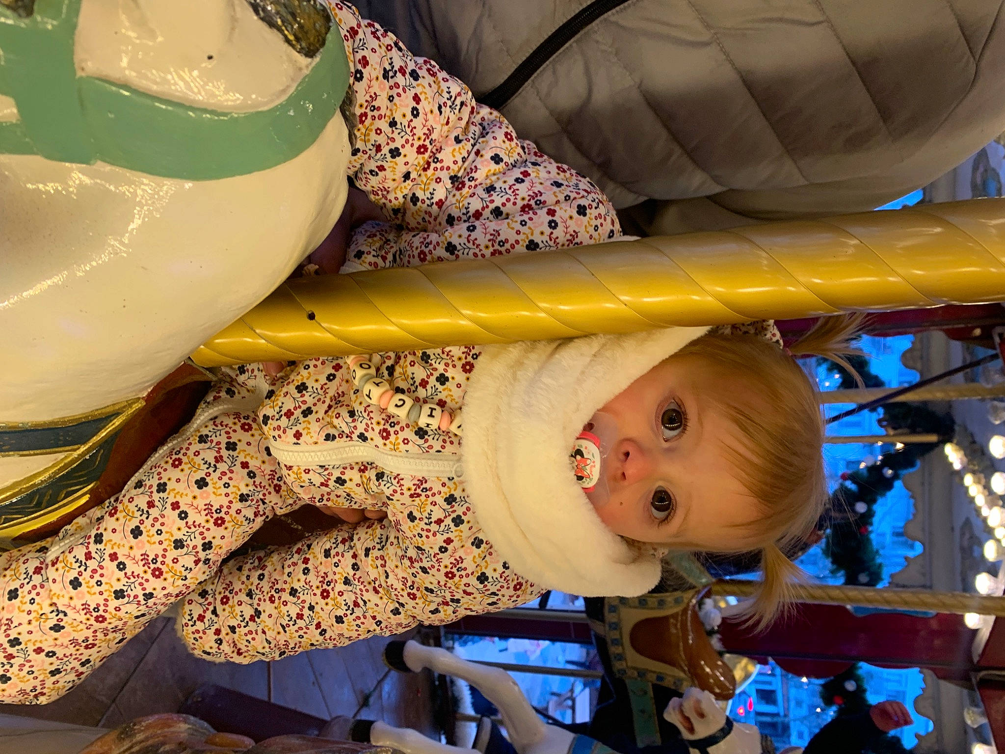 Victoria participe au concours pour gagner de l'argent avec cette photo : baby, baby_products, baby_safety, child, city, comfort, fun, human_leg, leisure, pattern, person, sitting, thigh, toddler, tree, wood