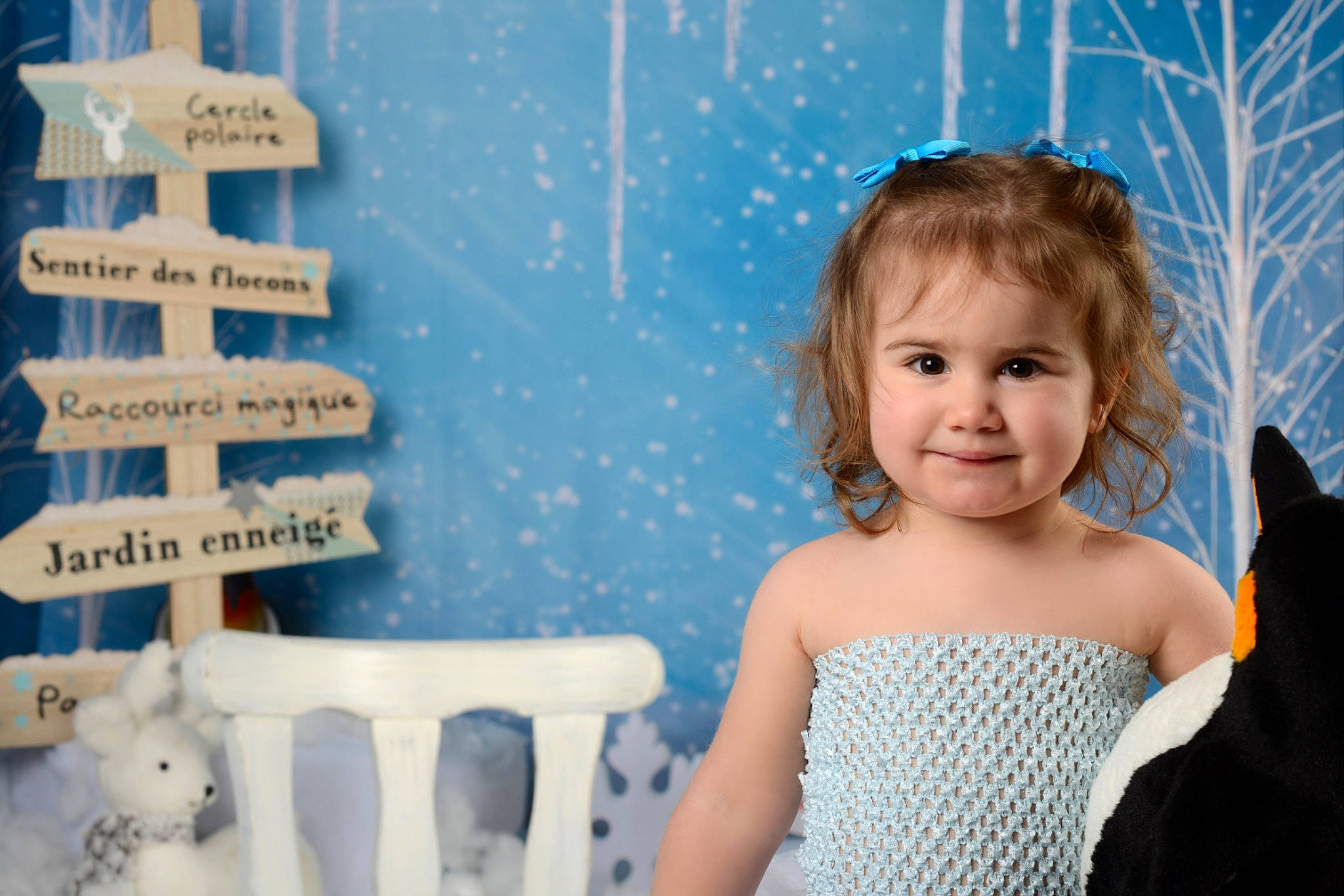 Maëlie a rejoint le concours — aidez-le/la à gagner de superbes lots ! baby_toddler_clothing, child, child_model, costume_accessory, day_dress, dress, embellishment, hair_accessory, happy, headband, headpiece, iris, joy, one_piece_garment, pattern, person, stuffed_toy, toddler