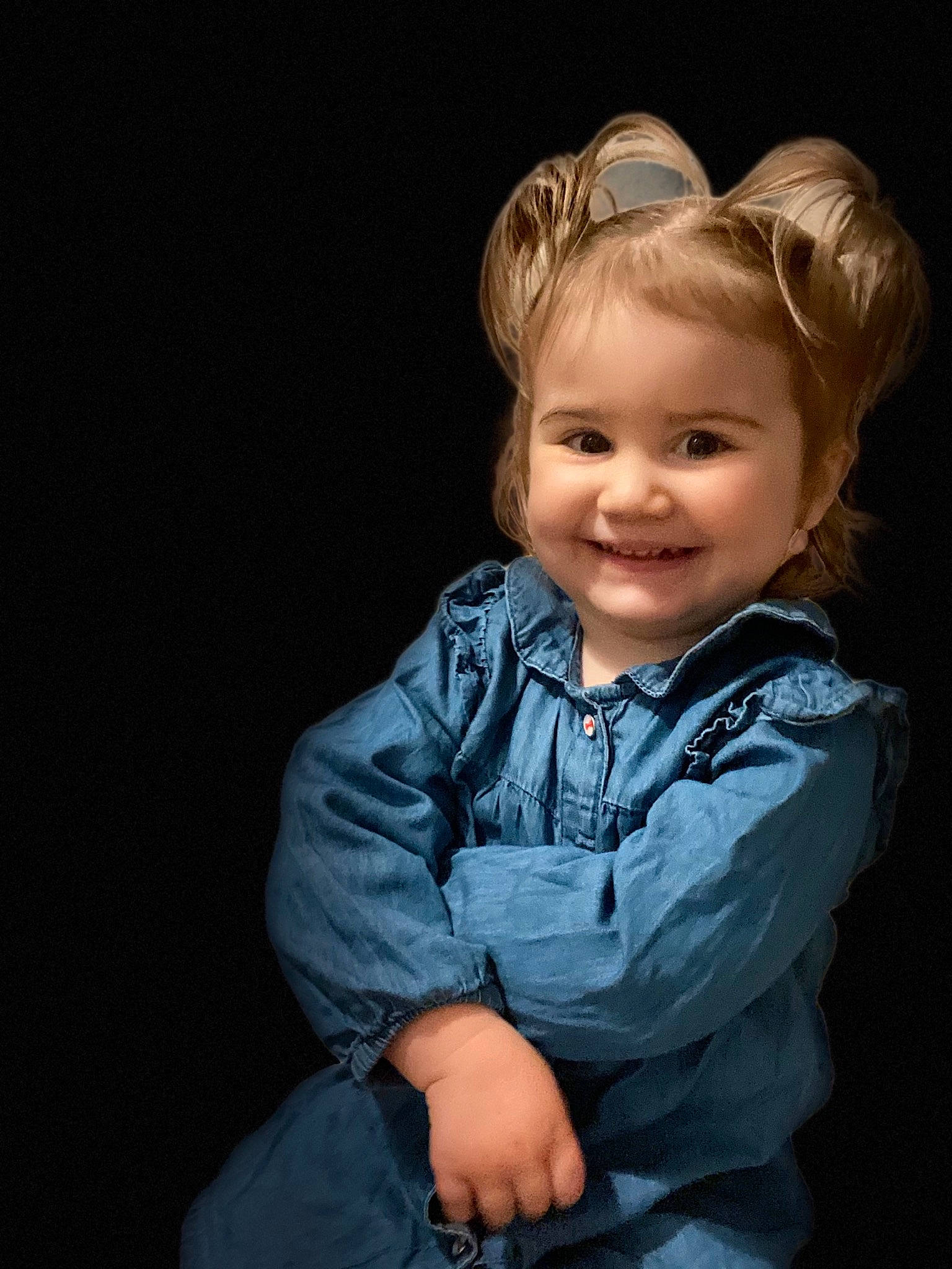 Maëlie a rejoint le concours — aidez-le/la à gagner de superbes lots ! baby_toddler_clothing, blond, button, child, child_model, collar, denim, flash_photography, goggles, iris, joy, laugh, person, photo_shoot, portrait, portrait_photography, sleeve, toddler