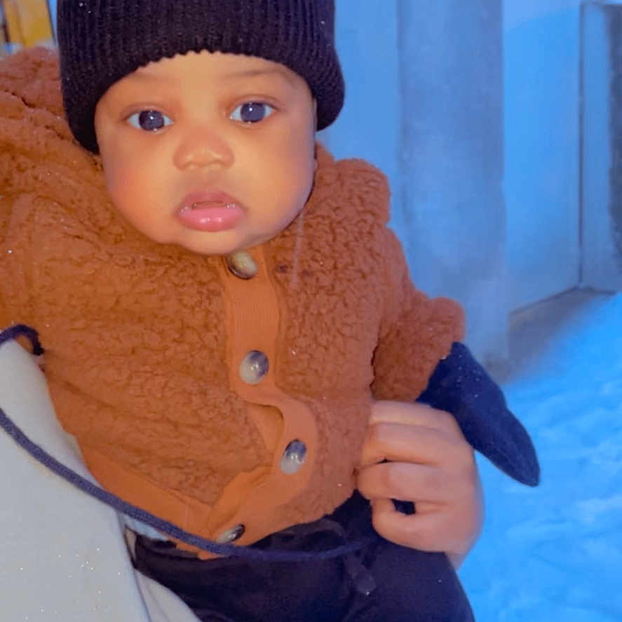 Bartoni a rejoint le concours — aidez-le/la à gagner de superbes lots ! baby, beanie, child, cozy, cute, eyes, face, hand, holding, infant, jacket, mittens, outdoor, person, portrait, snow, warm_clothing, winter, winter_clothing, young_child