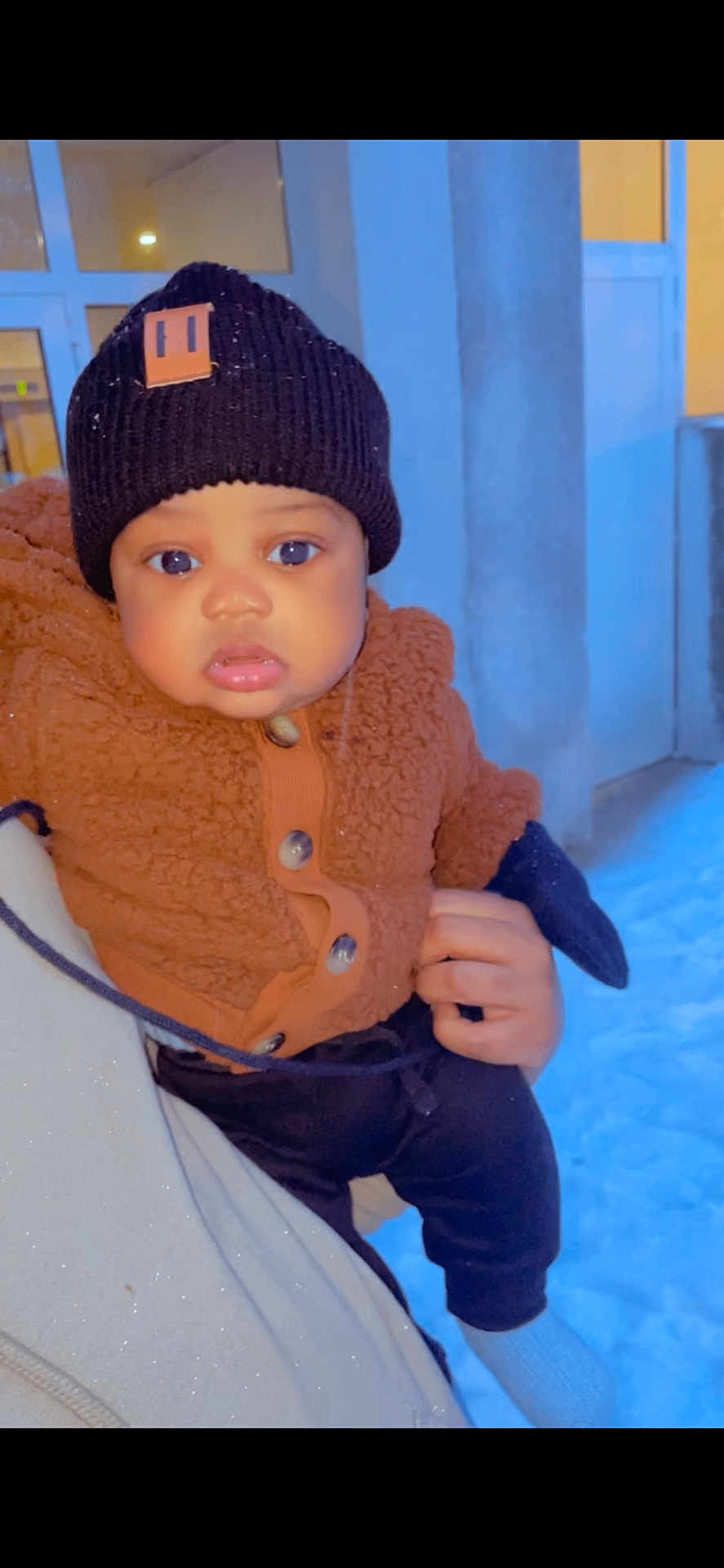 Bartoni a rejoint le concours — aidez-le/la à gagner de superbes lots ! baby, child, winter_clothing, beanie, jacket, mittens, snow, outdoor, person, portrait, cute, warm_clothing, infant, hand, face, eyes, cozy, winter, holding, young_child