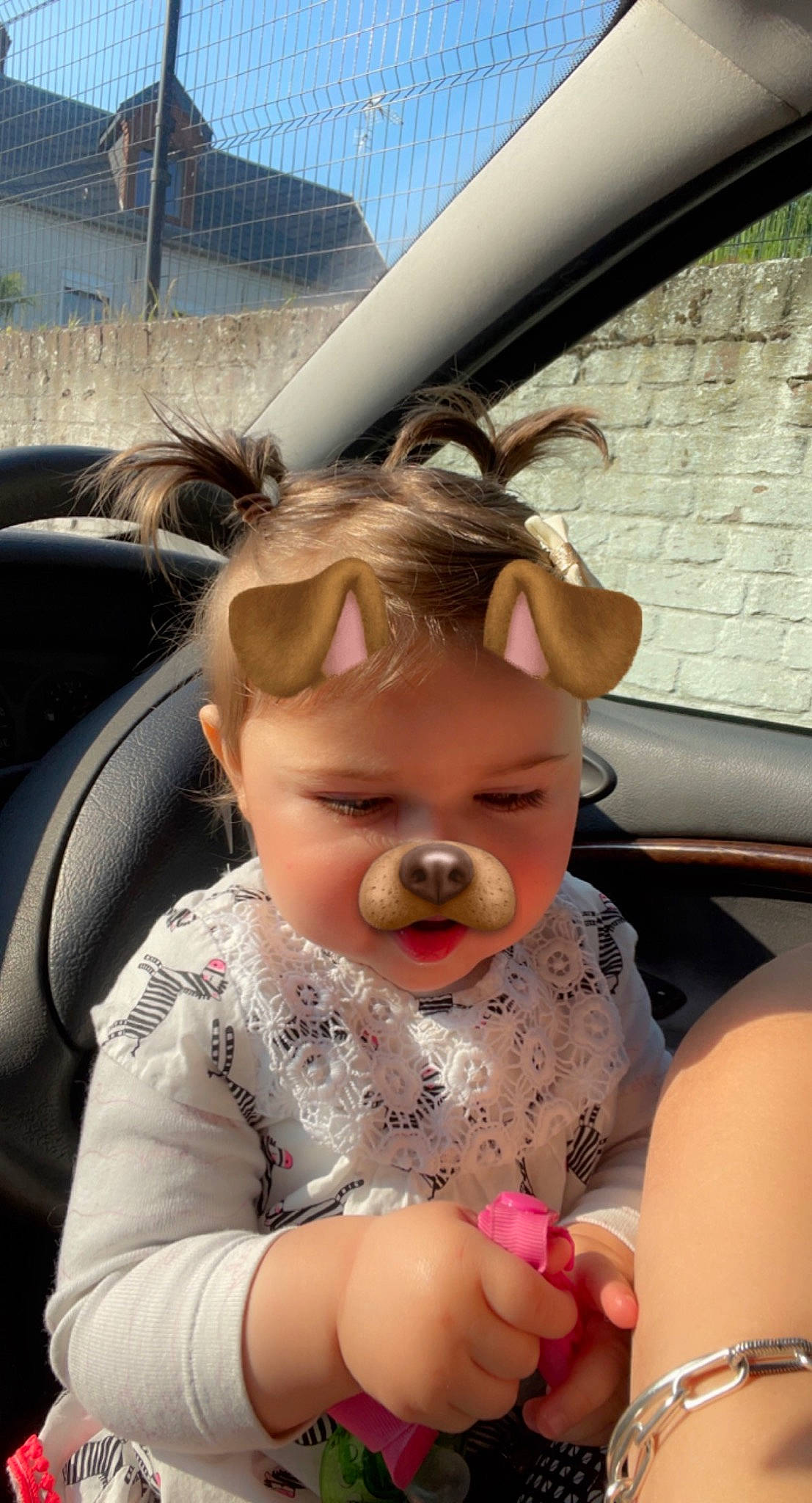 Kelya a rejoint le concours — aidez-le/la à gagner de superbes lots ! baby, baby_toddler_clothing, blond, cheek, child, dress, eyewear, fun, goggles, hairstyle, hand, happy, iris, lip, mouth, nose, person, skin, sky, sunglasses