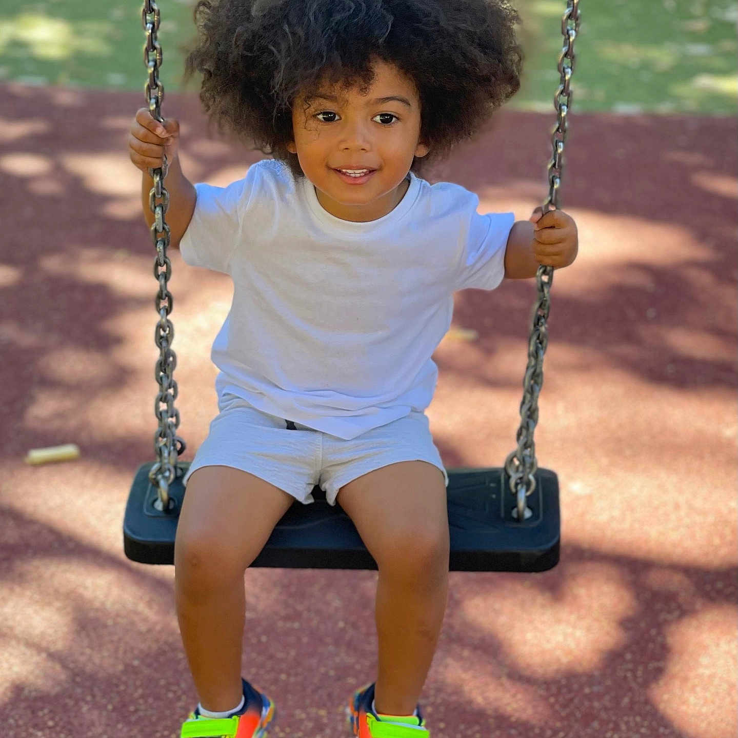 Pierre a rejoint le concours — aidez-le/la à gagner de superbes lots ! child, clothing, face, female, footwear, girl, grass, hair, head, nature, outdoorplayarea, outdoors, park, person, photography, plant, playarea, portrait, shoe, shorts