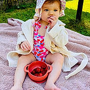 Lana a rejoint le concours — aidez-le/la à gagner de superbes lots ! toddler, child, baby, blanket, swimsuit, hat, strawberries, food, outdoor, grass, sunlight, summer, nature, sitting, cute, finger_in_mouth, bowl, pink, relaxed, portrait