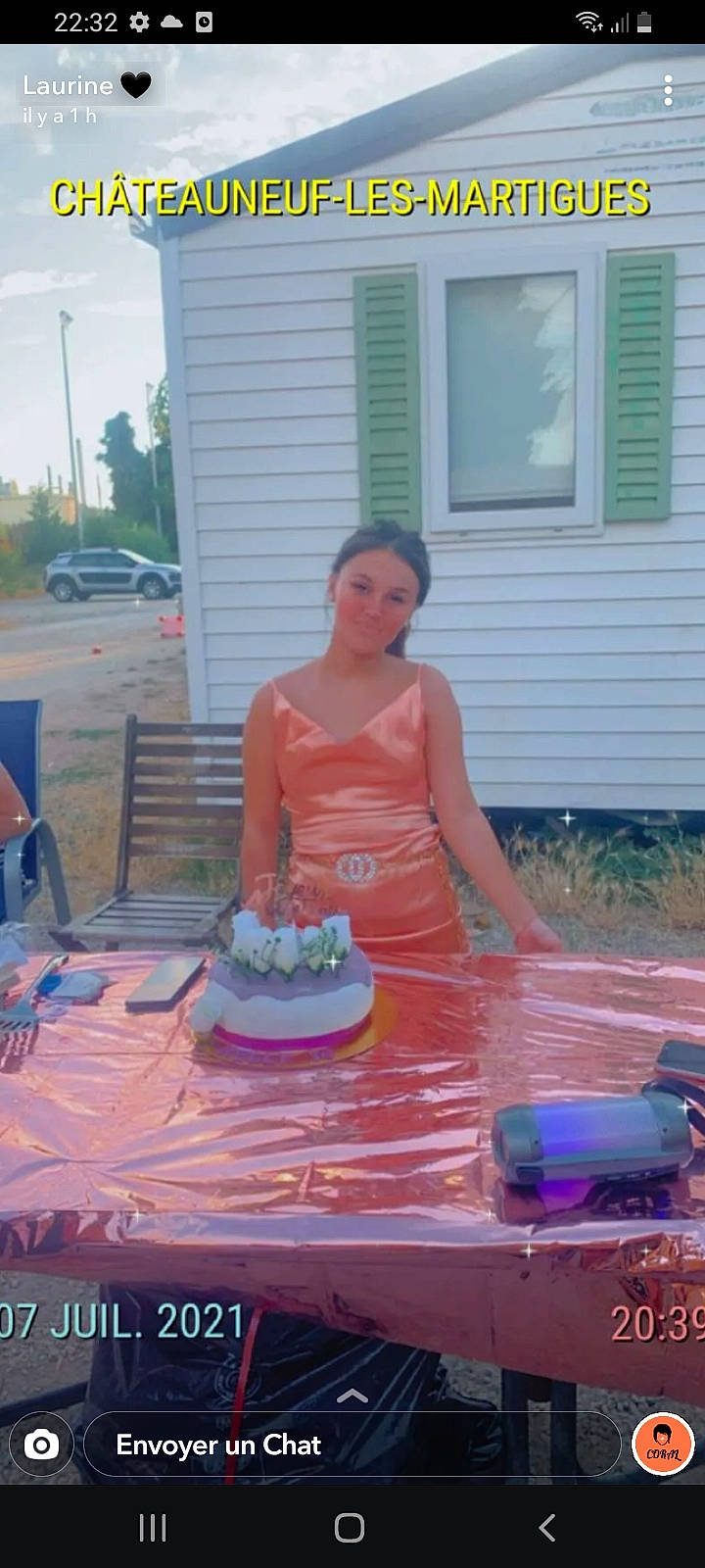 Kelly a rejoint le concours — aidez-le/la à gagner de superbes lots ! baking, birthday_cake, cake, cake_decorating, cake_decorating_supply, chair, cooking, dessert, event, food, icing, leisure, person, pink, plant, recreation, sky, sugar_cake, table, tableware