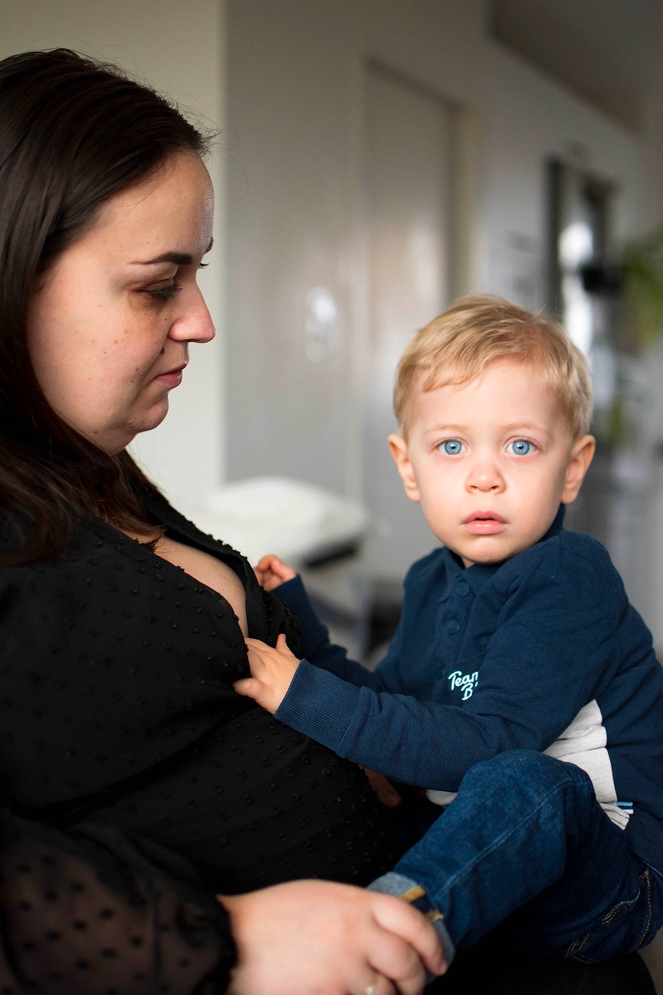 Alban a rejoint le concours — aidez-le/la à gagner de superbes lots ! baby_toddler_clothing, cheek, child, clothing, comfort, conversation, event, fashion_design, flash_photography, fun, gesture, hairstyle, happy, jeans, joint, person, shoulder, sitting, skin, sleeve