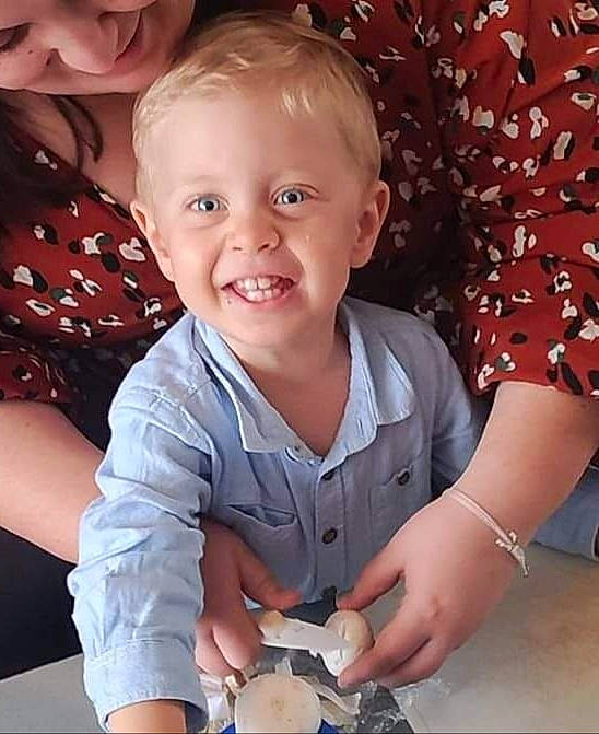 Alban a rejoint le concours — aidez-le/la à gagner de superbes lots ! arm, baby, baby_toddler_clothing, cheek, child, finger, fun, gesture, hairstyle, happy, joy, mouth, nose, organ, person, product, skin, sleeve, smile, standing