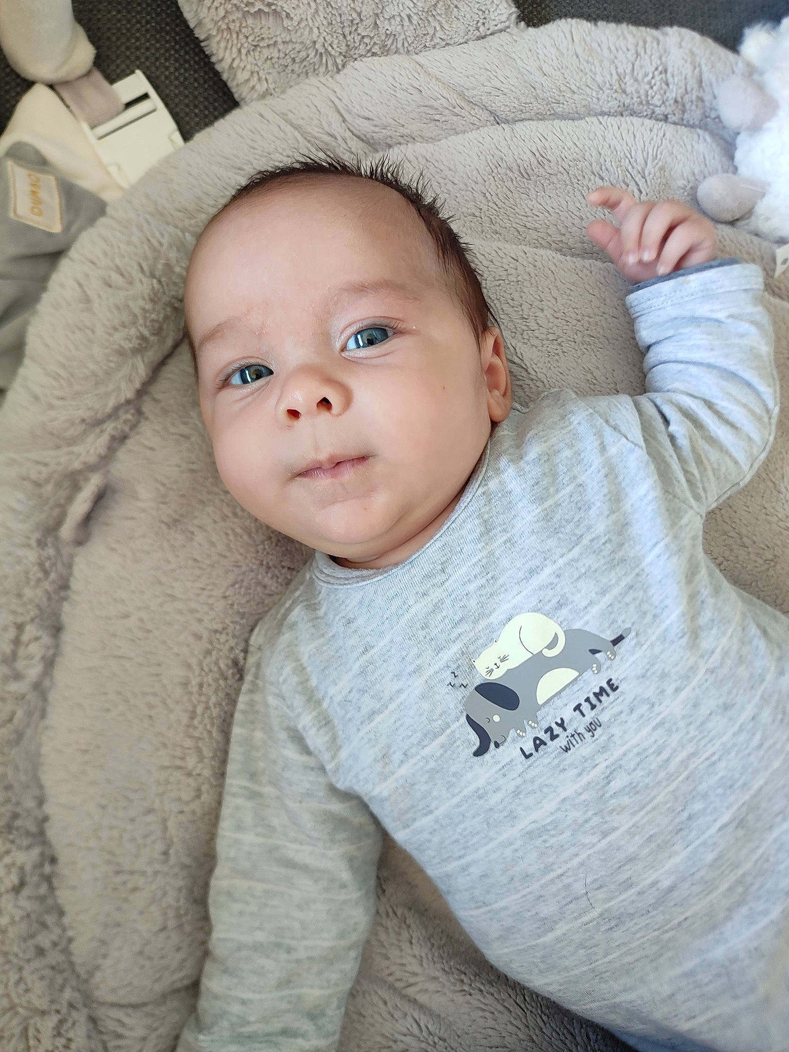 Emile a rejoint le concours — aidez-le/la à gagner de superbes lots ! baby, baby_products, baby_toddler_clothing, cap, cheek, child, collar, comfort, fashion_accessory, fur, grey, hat, linens, lip, person, portrait_photography, sitting, skin, sleeve, toddler