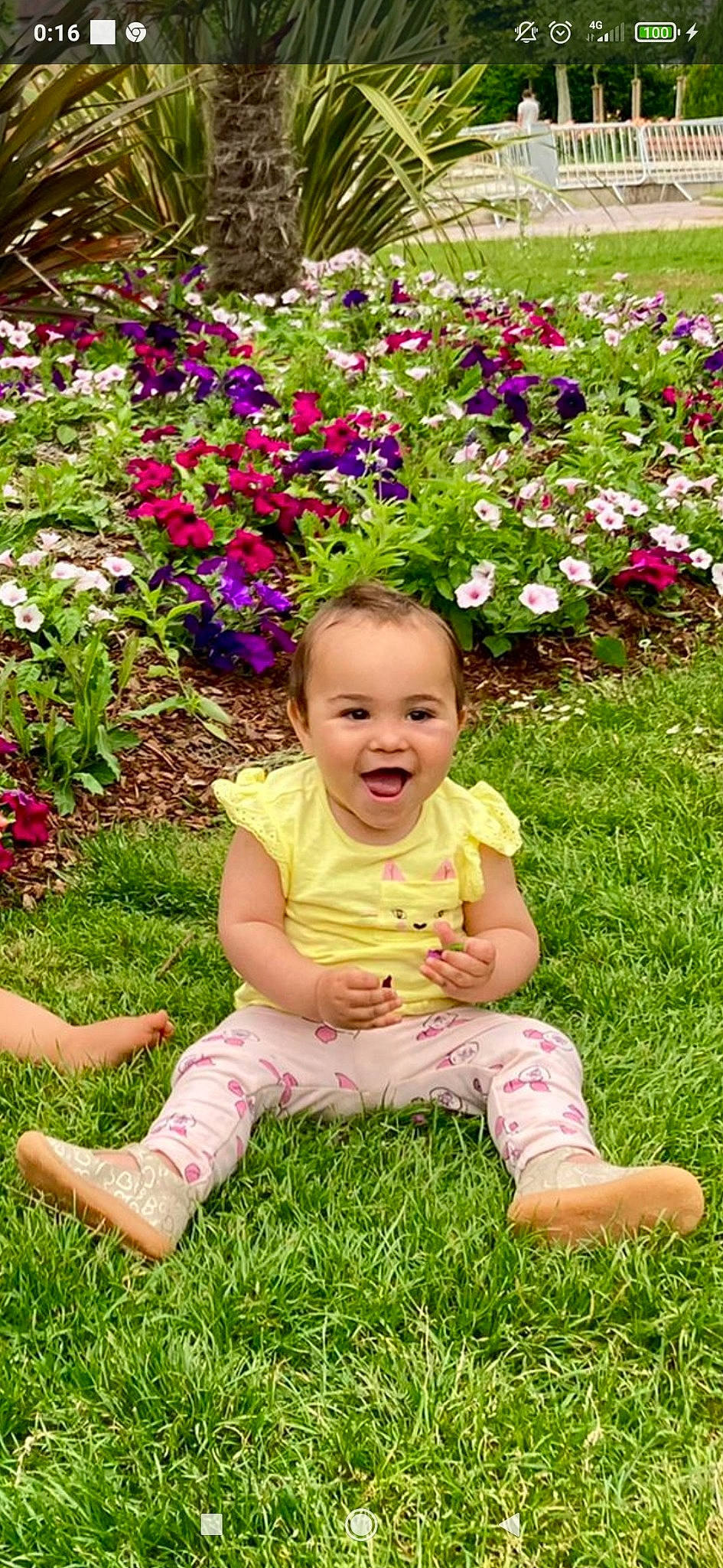 Eden a rejoint le concours — aidez-le/la à gagner de superbes lots ! baby, baby_laughing, baby_toddler_clothing, flower, flowering_plant, grass, grass_family, groundcover, happy, leaf, magenta, meadow, people_in_nature, person, petal, photograph, pink, plant, smile, summer