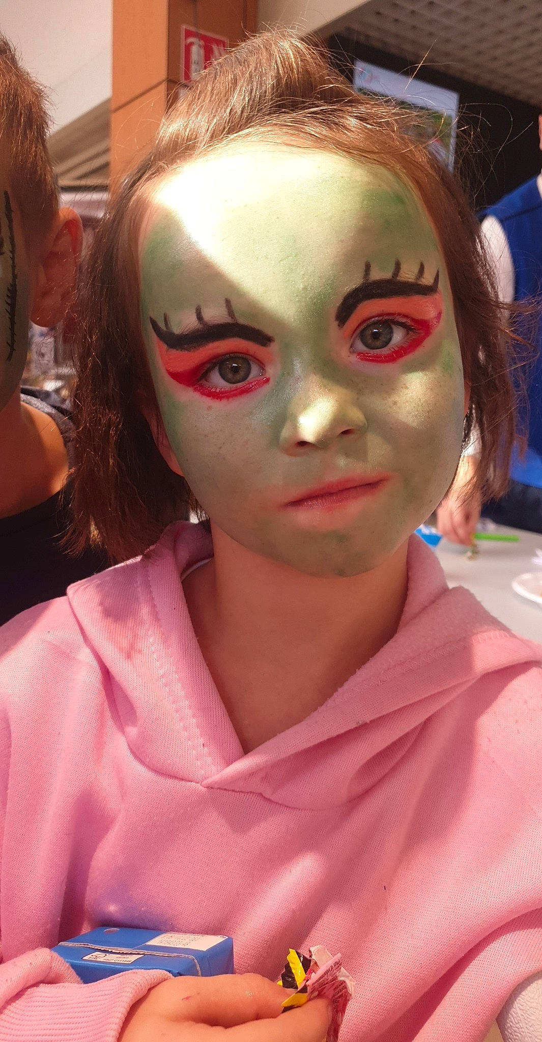 Charlene a rejoint le concours — aidez-le/la à gagner de superbes lots ! blond, chin, cool, entertainment, event, eyebrow, eyelash, eyewear, fashion_design, forehead, fun, human_body, lip, makeover, mouth, performing_arts, person, pink, skin, wig