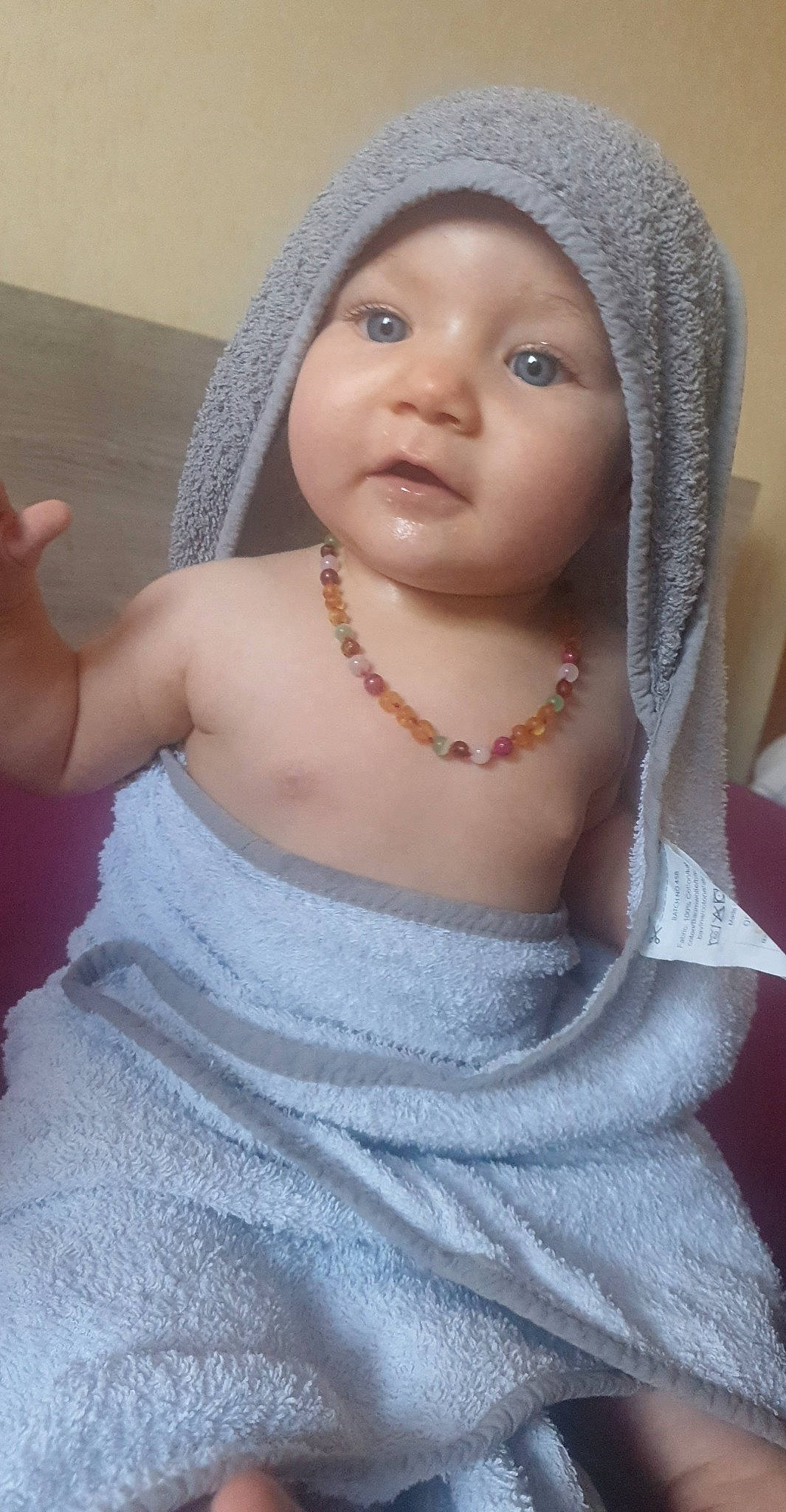 Mélynda participe au concours pour gagner de l'argent avec cette photo : cap, cheek, chest, chin, eye, eyebrow, eyelash, face, flash_photography, forehead, head, headgear, headwear, iris, lip, long_hair, mouth, neck, nose, person