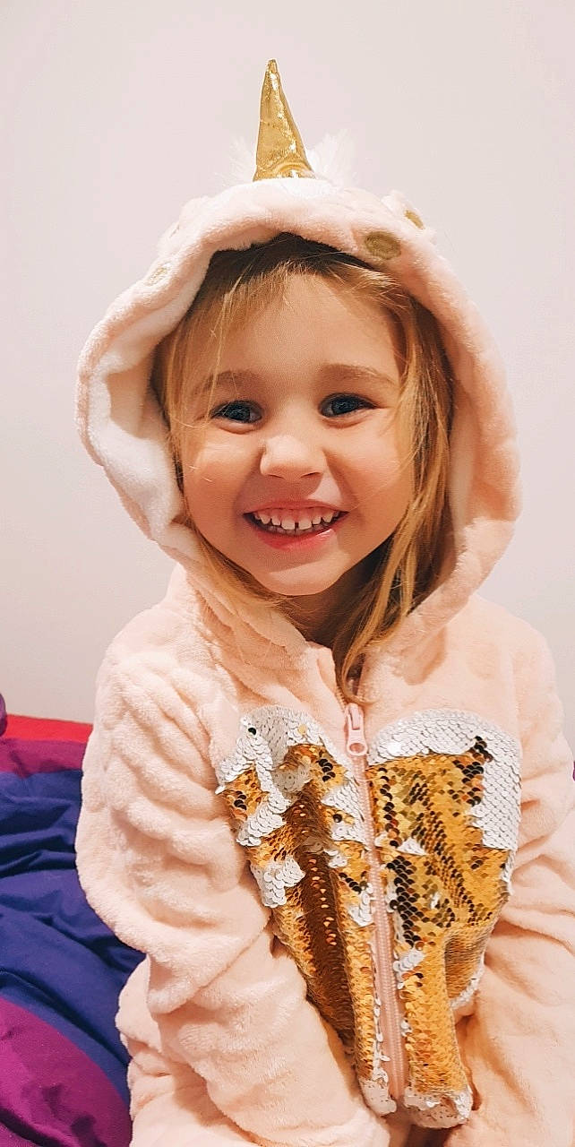 Iness a rejoint le concours — aidez-le/la à gagner de superbes lots ! dress, eye, flash_photography, hair, happy, head, headpiece, human_body, iris, joy, neck, organ, outerwear, person, photograph, pink, sleeve, smile, textile, toddler