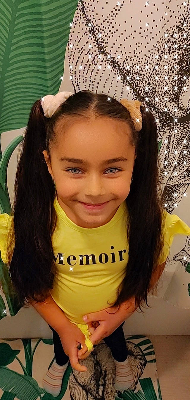 Célia participe au concours pour gagner de l'argent avec cette photo : arm, black_hair, chin, cool, eyebrow, eyelash, facial_expression, fashion, forehead, fun, gesture, hairstyle, happy, headgear, joy, lip, neck, people, person, skin