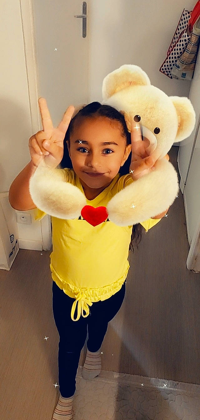 Célia a rejoint le concours — aidez-le/la à gagner de superbes lots ! abdomen, clothing, face, facial_expression, fashion_design, fun, gesture, glove, happy, head, human_leg, joint, joy, person, sleeve, sportswear, textile, thigh, thumb, toy