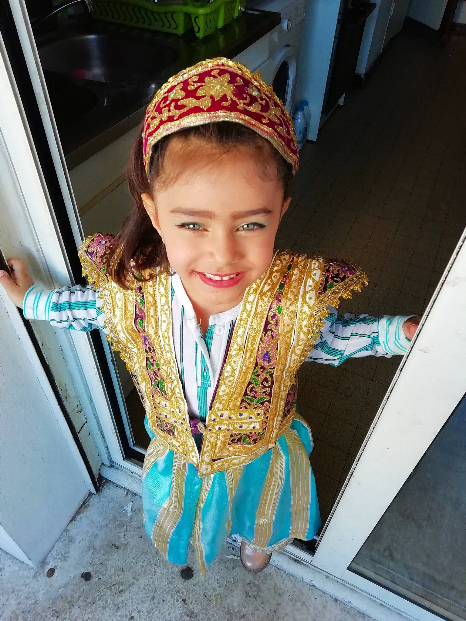 Célia participe au concours pour gagner de l'argent avec cette photo : baseball_cap, cap, child, costume, fashion_accessory, fashion_design, formal_wear, fun, happy, headgear, jewellery, joy, leisure, magenta, necklace, person, portrait_photography, smile, street_fashion, toddler