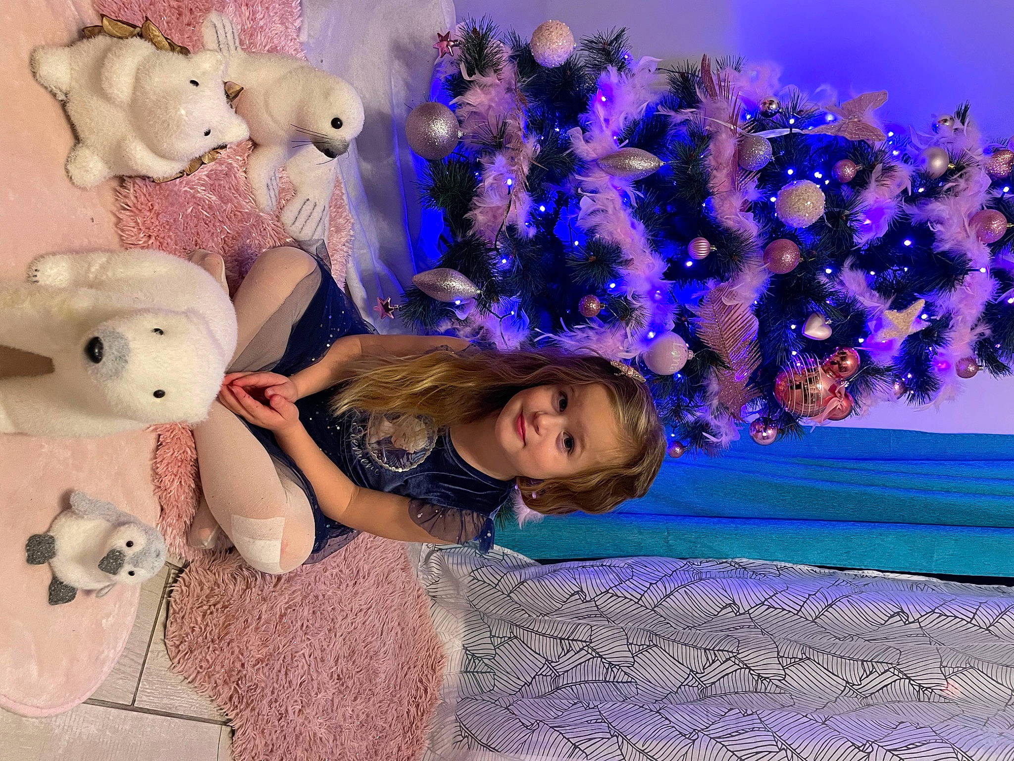 Lana a rejoint le concours — aidez-le/la à gagner de superbes lots ! beauty, christmas_decoration, christmas_ornament, decoration, doll, dress, electric_blue, event, fawn, fun, fur, happy, joy, magenta, person, plant, plush, purple, stuffed_toy, teddy_bear