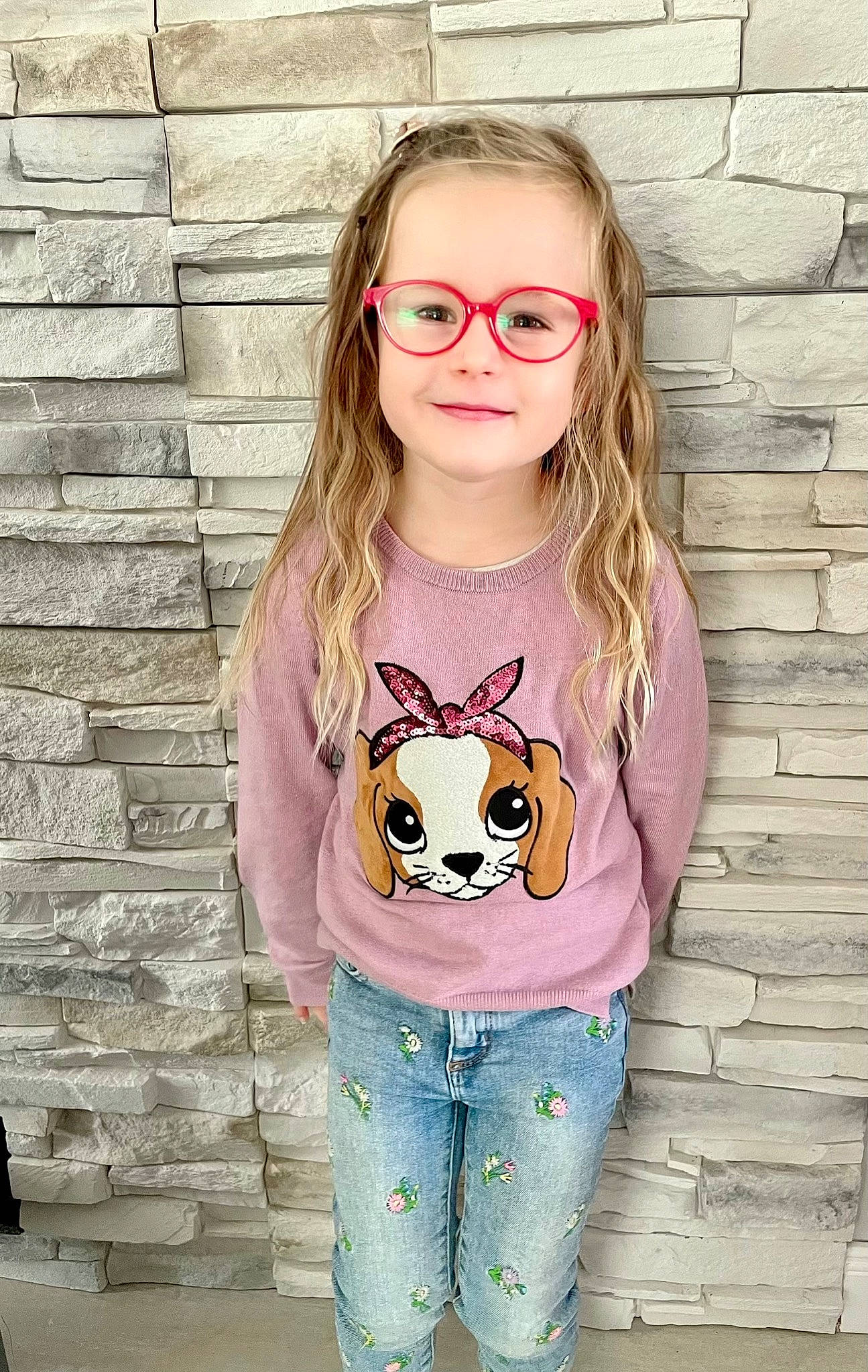 Lana a rejoint le concours — aidez-le/la à gagner de superbes lots ! baby_toddler_clothing, clothing, eye, eyewear, glasses, happy, head, human_body, jeans, joy, lip, neck, outerwear, person, pink, skin, sleeve, smile, standing, street_fashion