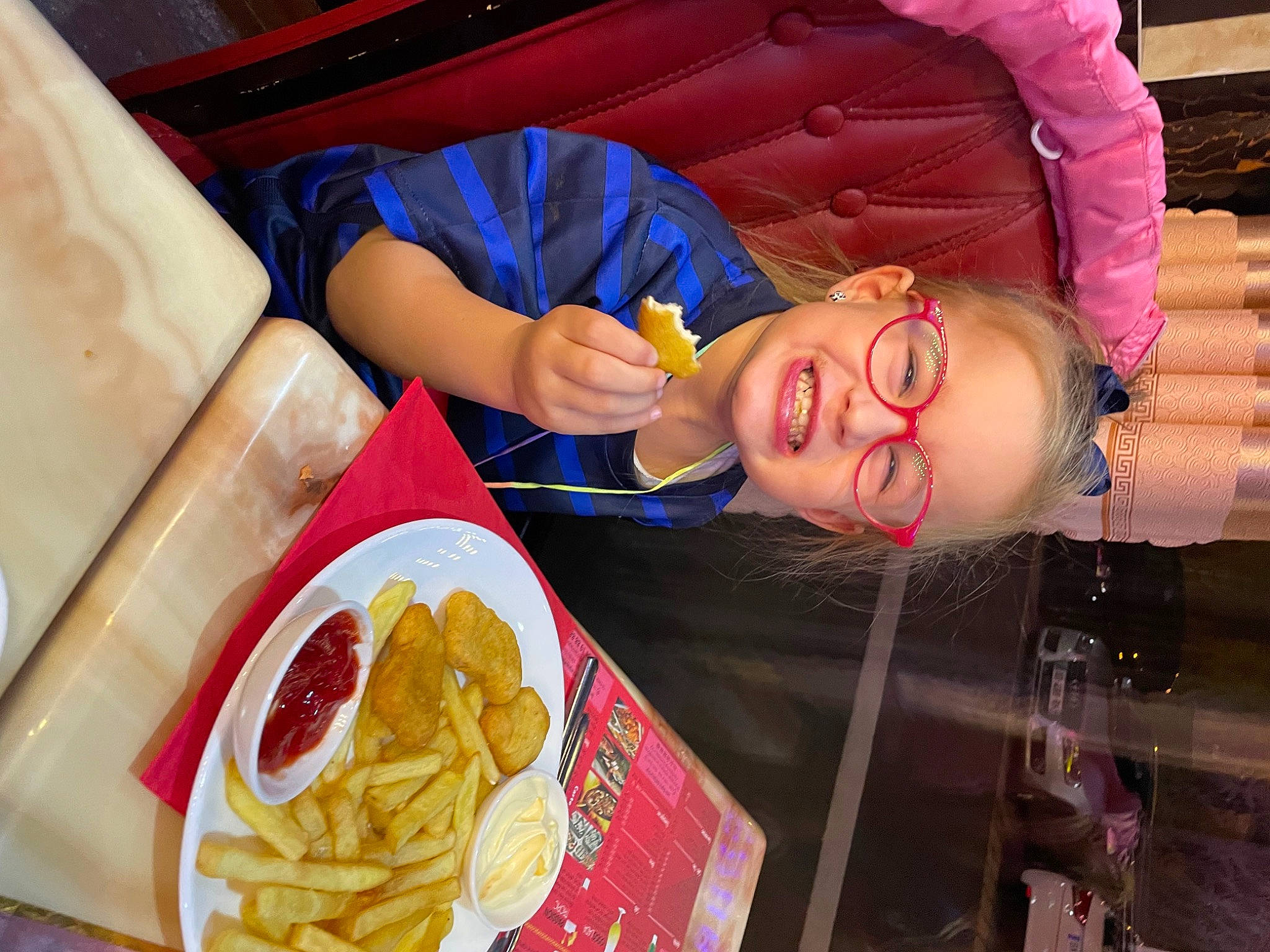 Lana participe au concours pour gagner de l'argent avec cette photo : chair, comfort_food, cuisine, dish, eyewear, fast_food, finger_food, food, french_fries, fried_food, happy, human_body, ingredient, joy, junk_food, person, produce, recipe, side_dish, smile