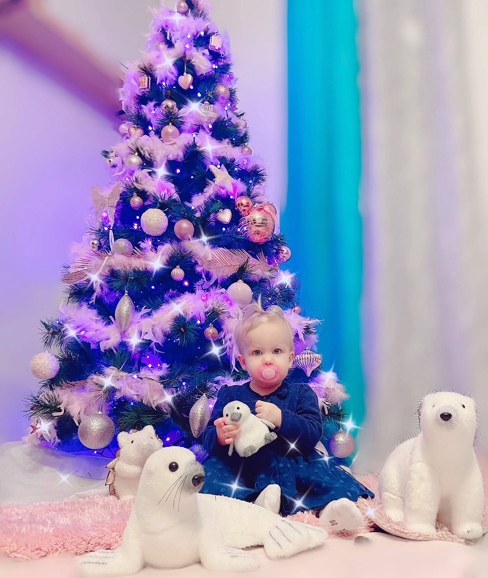 Mavy participe au concours pour gagner de l'argent avec cette photo : christmas, christmas_decoration, christmas_ornament, christmas_tree, doll, event, evergreen, holiday, holiday_ornament, mammal, ornament, person, pink, plant, purple, stuffed_toy, toy, tree, violet, white