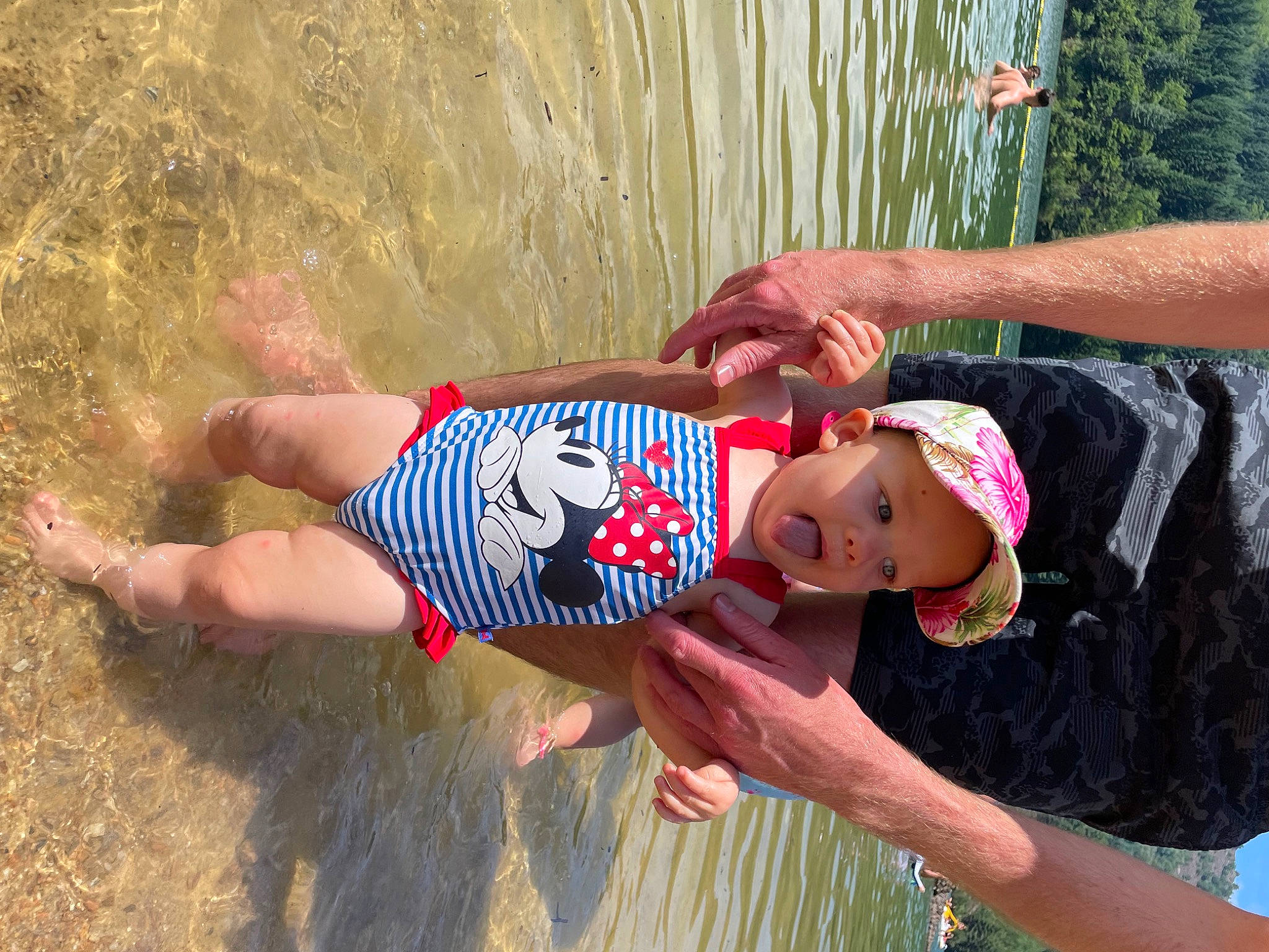 Mavy participe au concours pour gagner de l'argent avec cette photo : arm, baseball_cap, cap, child, elbow, foot, fun, grass, hand, hat, headwear, human_leg, leisure, people_in_nature, person, recreation, surprise, t_shirt, thigh, tree