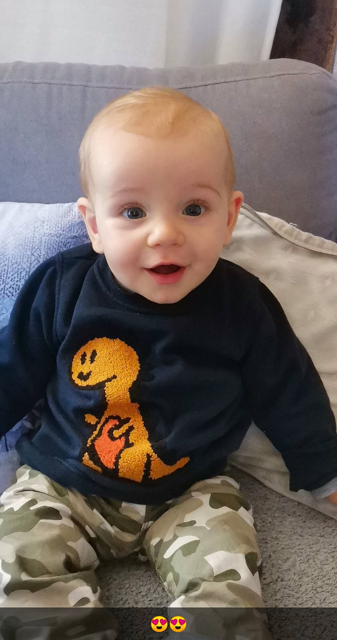 Mathys a rejoint le concours — aidez-le/la à gagner de superbes lots ! baby, baby_products, baby_toddler_clothing, ball, cheek, comfort, eye, football, happy, linens, nose, person, sitting, skin, sleeve, smile, stuffed_toy, t_shirt, toddler, toy