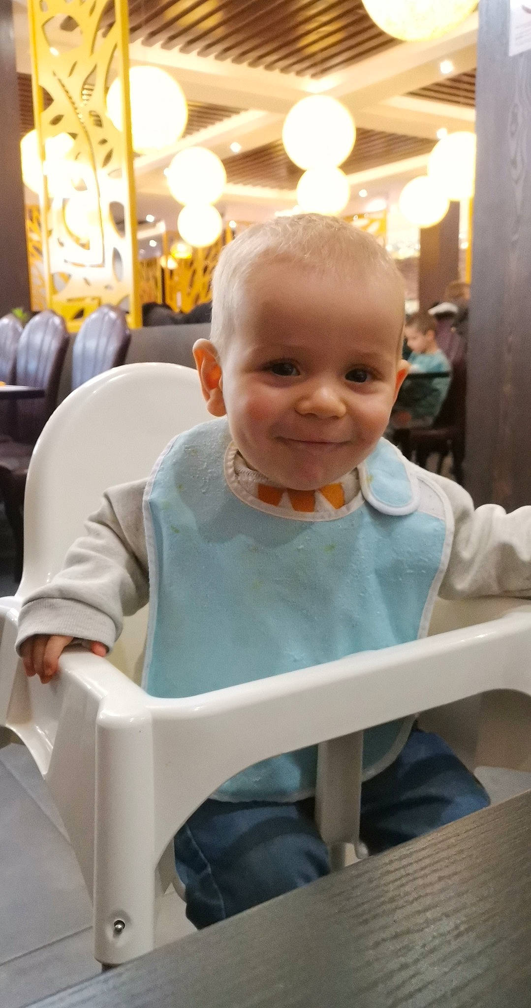 Mathys a rejoint le concours — aidez-le/la à gagner de superbes lots ! baby, baby_toddler_clothing, beauty, blurred, chair, child, chin, comfort, dress, fun, hairstyle, happy, human, joy, leisure, people, person, room, skin, smile