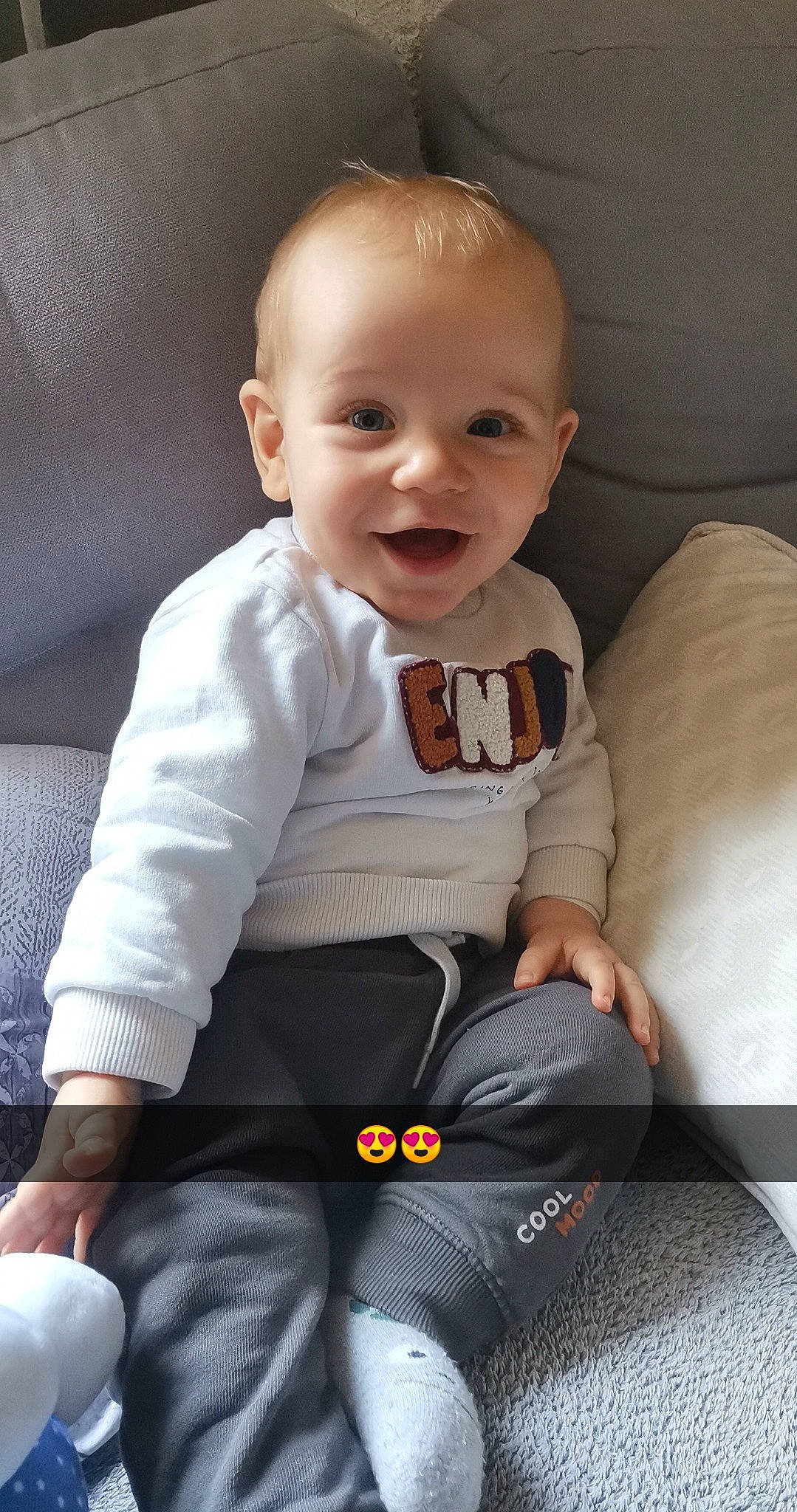 Mathys participe au concours pour gagner de l'argent avec cette photo : baby, baby_products, baby_toddler_clothing, cheek, child, collar, comfort, finger, fun, hairstyle, happy, human_body, joy, knee, person, product, skin, sleeve, smile, t_shirt
