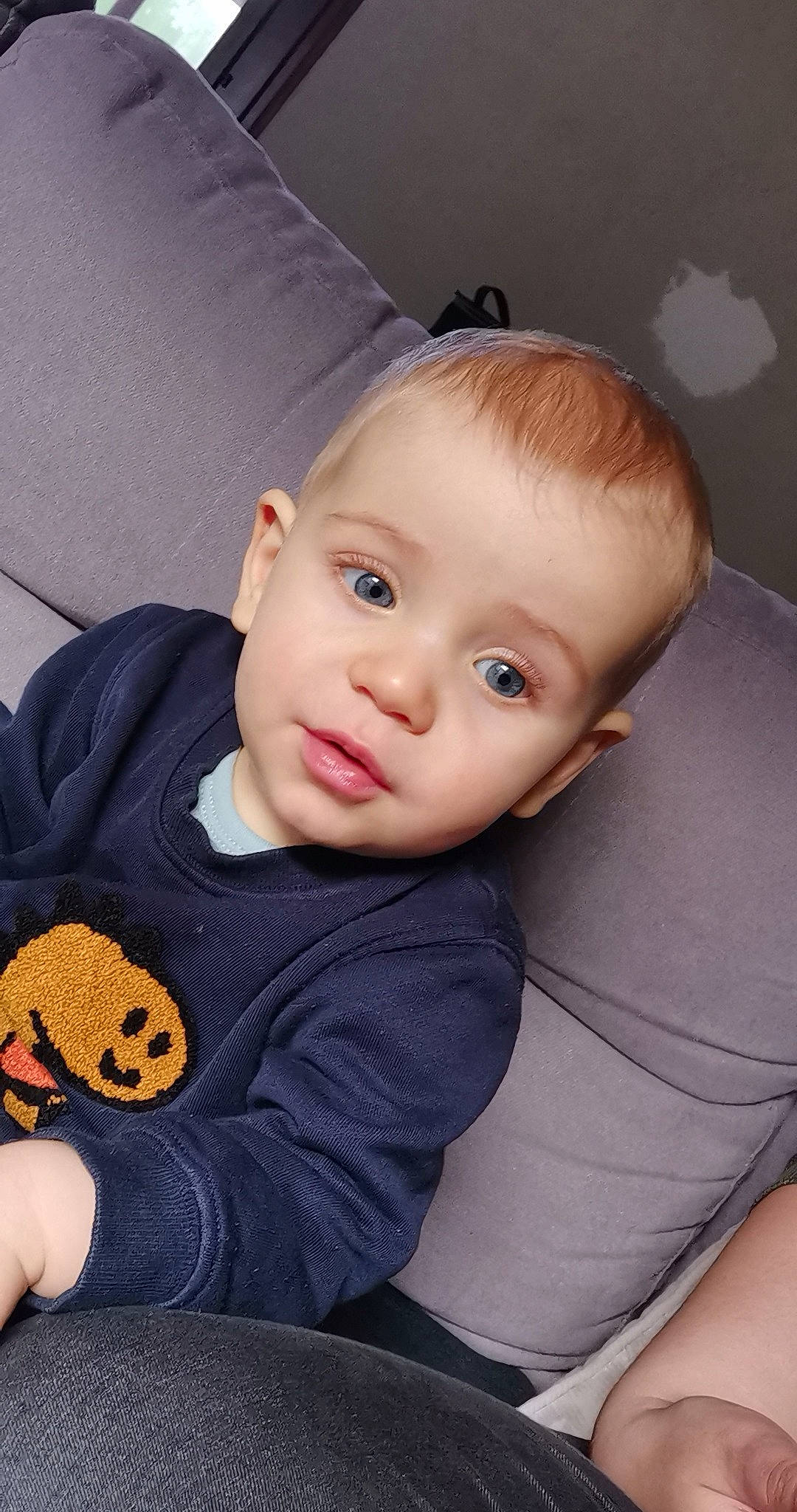 Mathys participe au concours pour gagner de l'argent avec cette photo : arm, baby, baby_playing_with_toys, baby_products, baby_toddler_clothing, car_seat, chair, cheek, child, clothing, electric_blue, finger, flash_photography, fun, happy, person, sitting, sleeve, smile, t_shirt