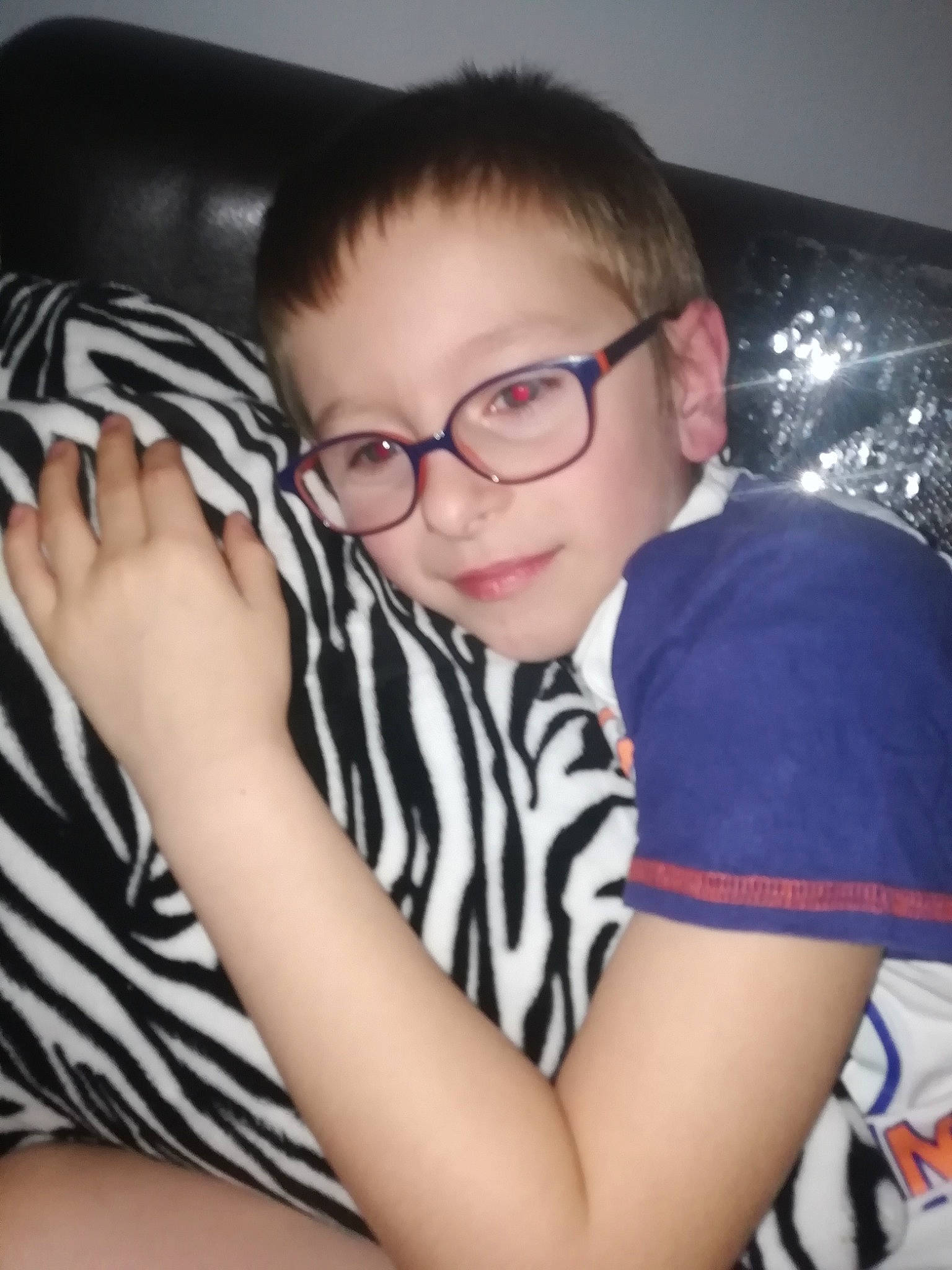 Enzo participe au concours pour gagner de l'argent avec cette photo : arm, black_hair, child, cool, eyewear, glasses, nose, person, smile, vision_care