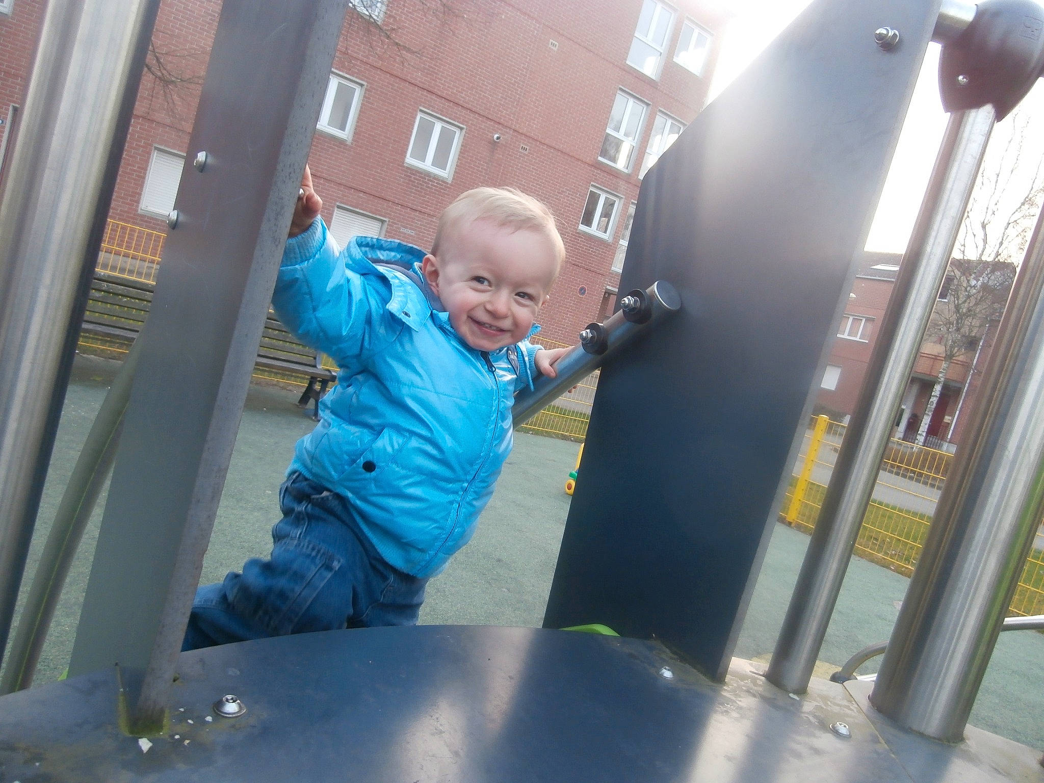 Enzo participe au concours pour gagner de l'argent avec cette photo : baby, child, fun, glass, joy, leisure, person, play, playground, public_space, smile, toddler