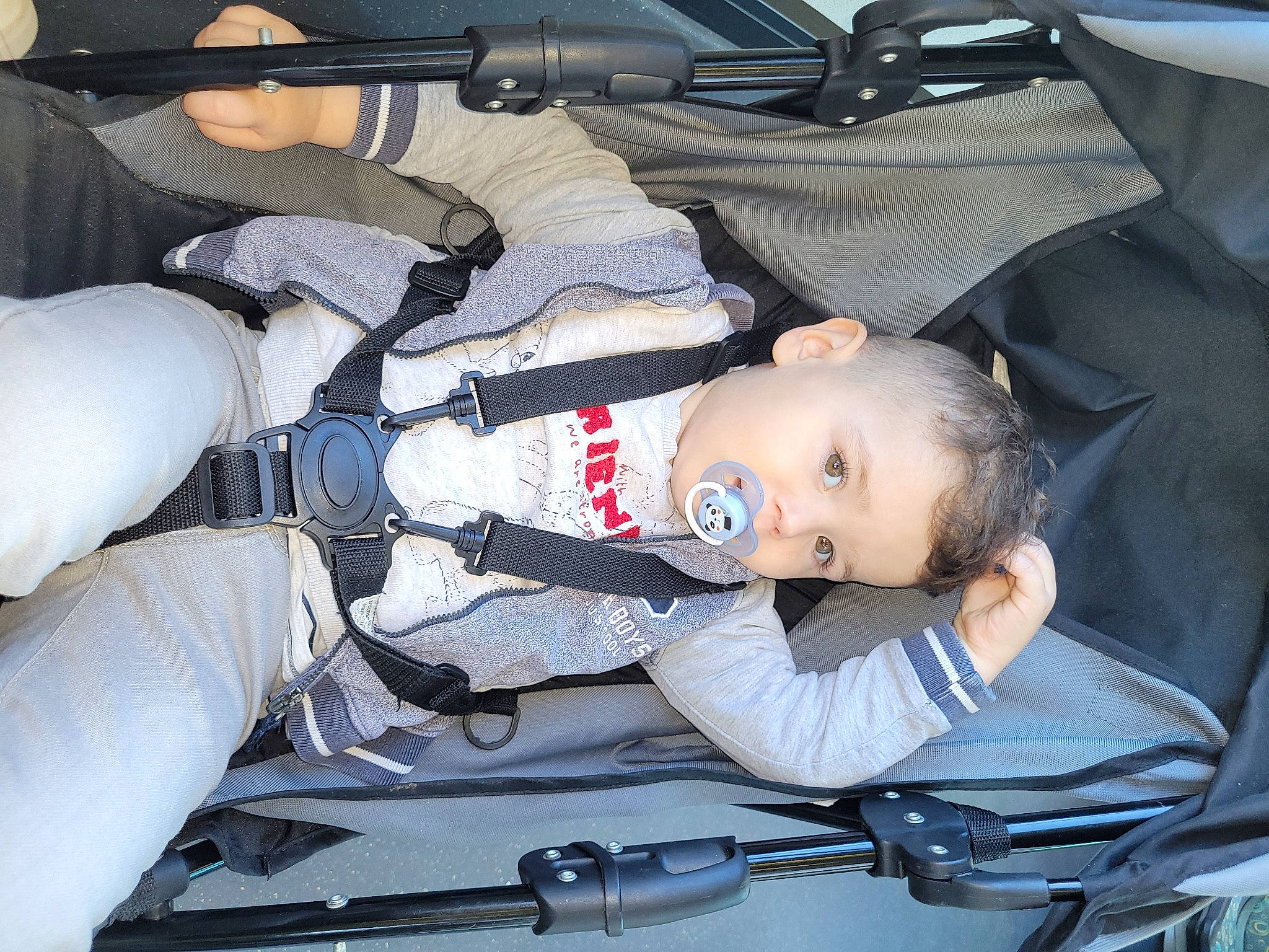 Maëlo a rejoint le concours — aidez-le/la à gagner de superbes lots ! auto_part, automotive_design, automotive_exterior, baby, baby_carriage, baby_products, car_seat, carmine, child, comfort, motor_vehicle, person, toddler, vehicle, white