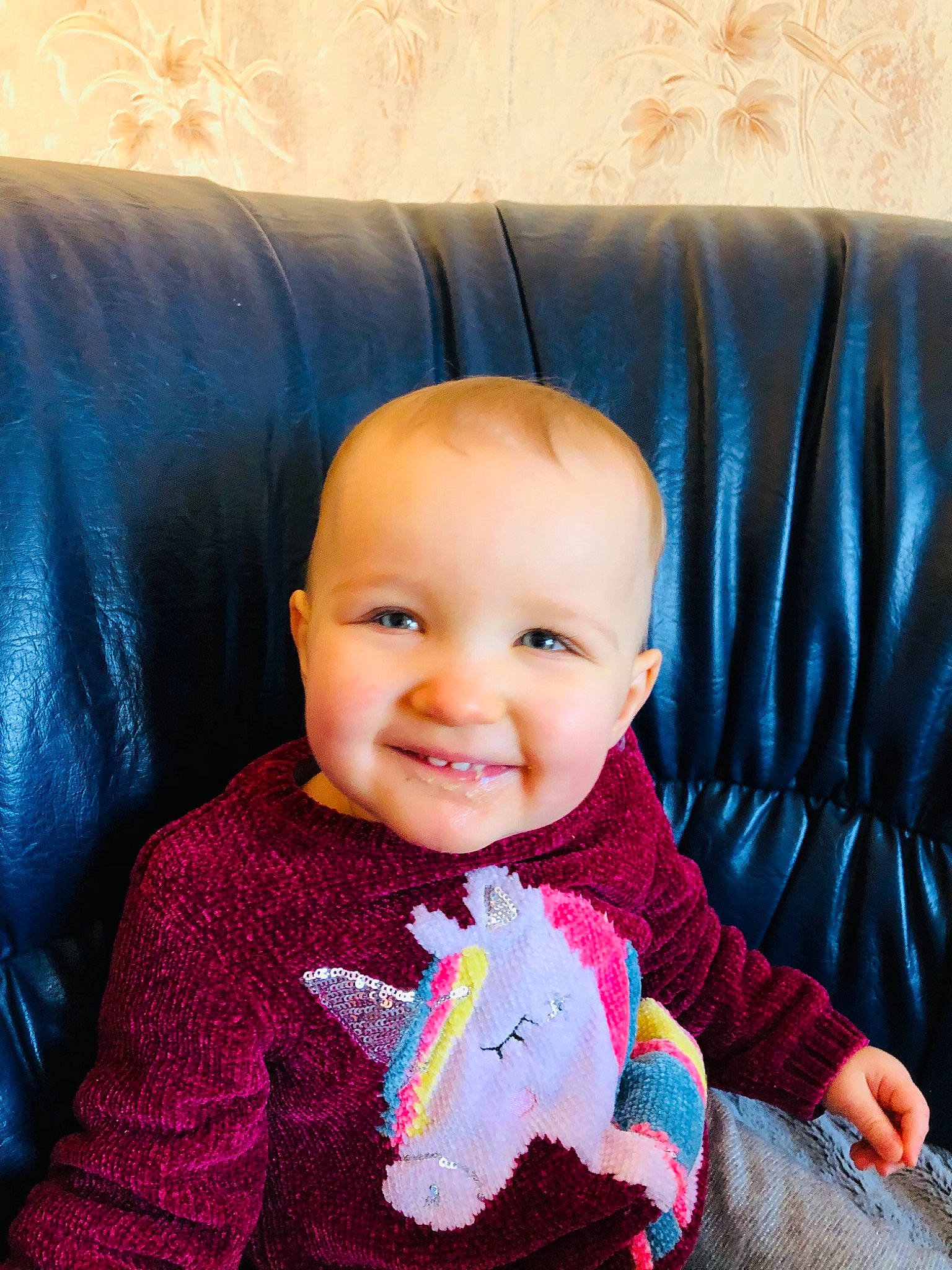 Ophélie a rejoint le concours — aidez-le/la à gagner de superbes lots ! baby, baby_toddler_clothing, child, comfort, couch, craft, creative_arts, ear, joy, knitting, laugh, lip, living_room, person, stuffed_toy, sweater, textile, thread, toddler, tooth