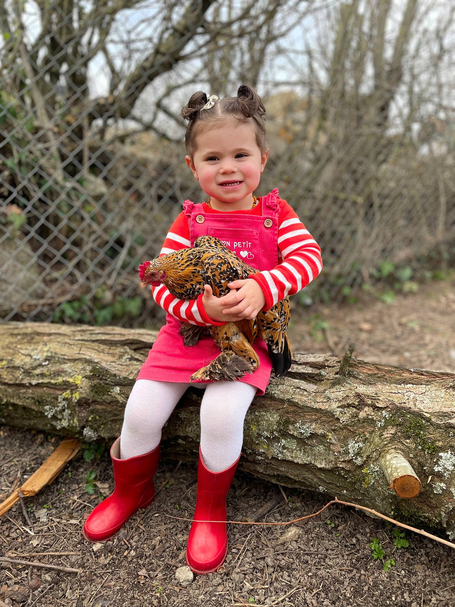 Anissa participe au concours pour gagner de l'argent avec cette photo : baby, baby_toddler_clothing, boot, face, fawn, grass, happy, head, human_leg, joy, knee, leaf, leg, people_in_nature, person, plant, sleeve, sneakers, thigh, toddler